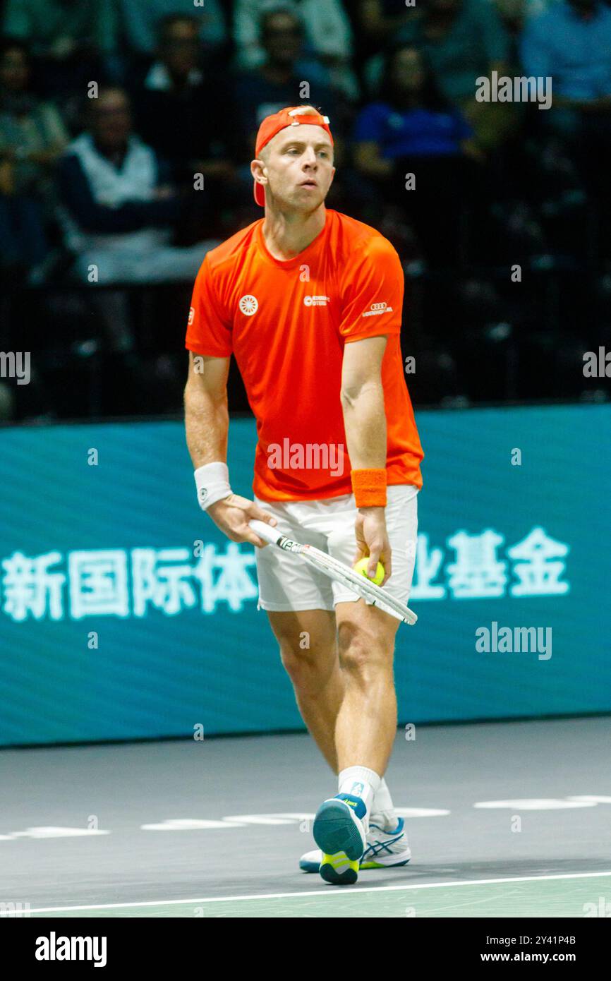 Bologna, Italia. 15 settembre 2024. Tallon Griekspoor dei Paesi Bassi in azione contro Flavio Cobolli dell'Italia durante la partita a gironi delle finali di Coppa Davis 2024 Bologna tra Italia e Paesi Bassi all'Unipol Arena il 15 settembre 2024 a Bologna. Crediti: Massimiliano Donati/Alamy Live News Foto Stock