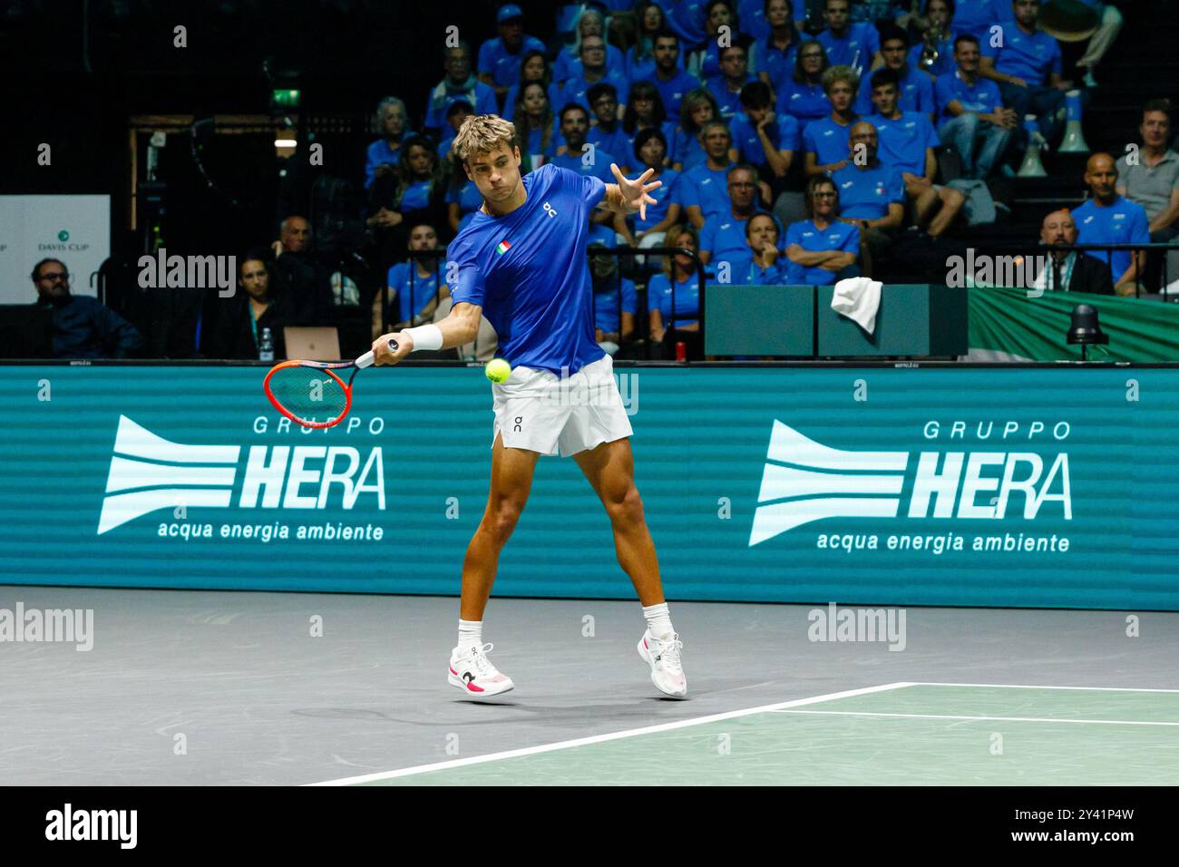 Bologna, Italia. 15 settembre 2024. Flavio Cobolli in azione contro Tallon Griekspoor olandese durante la fase a gironi delle finali di Coppa Davis 2024 Bologna tra Italia e Paesi Bassi all'Unipol Arena il 15 settembre 2024 a Bologna. Crediti: Massimiliano Donati/Alamy Live News Foto Stock