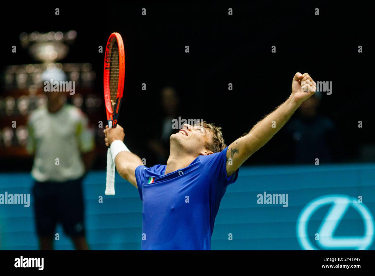 Bologna, Italia. 15 settembre 2024. Flavio Cobolli in azione contro Tallon Griekspoor olandese durante la fase a gironi delle finali di Coppa Davis 2024 Bologna tra Italia e Paesi Bassi all'Unipol Arena il 15 settembre 2024 a Bologna. Crediti: Massimiliano Donati/Alamy Live News Foto Stock