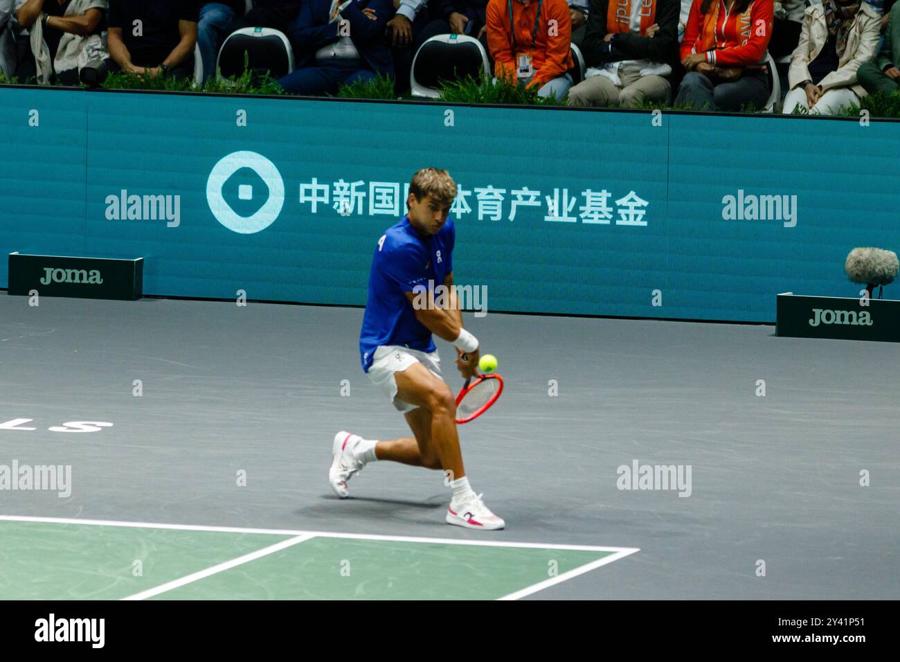 Bologna, Italia. 15 settembre 2024. Flavio Cobolli in azione contro Tallon Griekspoor olandese durante la fase a gironi delle finali di Coppa Davis 2024 Bologna tra Italia e Paesi Bassi all'Unipol Arena il 15 settembre 2024 a Bologna. Crediti: Massimiliano Donati/Alamy Live News Foto Stock