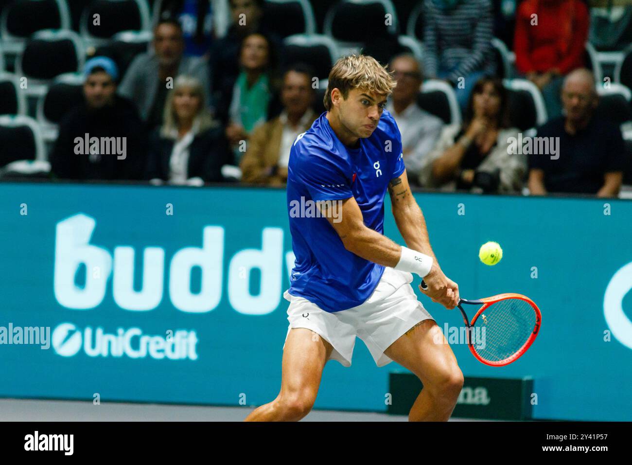 Bologna, Italia. 15 settembre 2024. Flavio Cobolli in azione contro Tallon Griekspoor olandese durante la fase a gironi delle finali di Coppa Davis 2024 Bologna tra Italia e Paesi Bassi all'Unipol Arena il 15 settembre 2024 a Bologna. Crediti: Massimiliano Donati/Alamy Live News Foto Stock