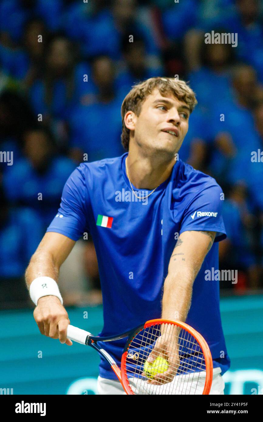 Bologna, Italia. 15 settembre 2024. Flavio Cobolli in azione contro Tallon Griekspoor olandese durante la fase a gironi delle finali di Coppa Davis 2024 Bologna tra Italia e Paesi Bassi all'Unipol Arena il 15 settembre 2024 a Bologna. Crediti: Massimiliano Donati/Alamy Live News Foto Stock