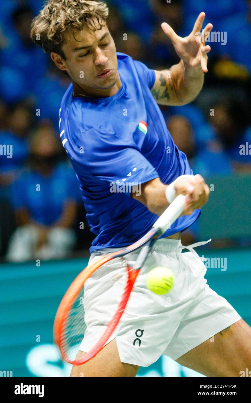 Bologna, Italia. 15 settembre 2024. Flavio Cobolli in azione contro Tallon Griekspoor olandese durante la fase a gironi delle finali di Coppa Davis 2024 Bologna tra Italia e Paesi Bassi all'Unipol Arena il 15 settembre 2024 a Bologna. Crediti: Massimiliano Donati/Alamy Live News Foto Stock