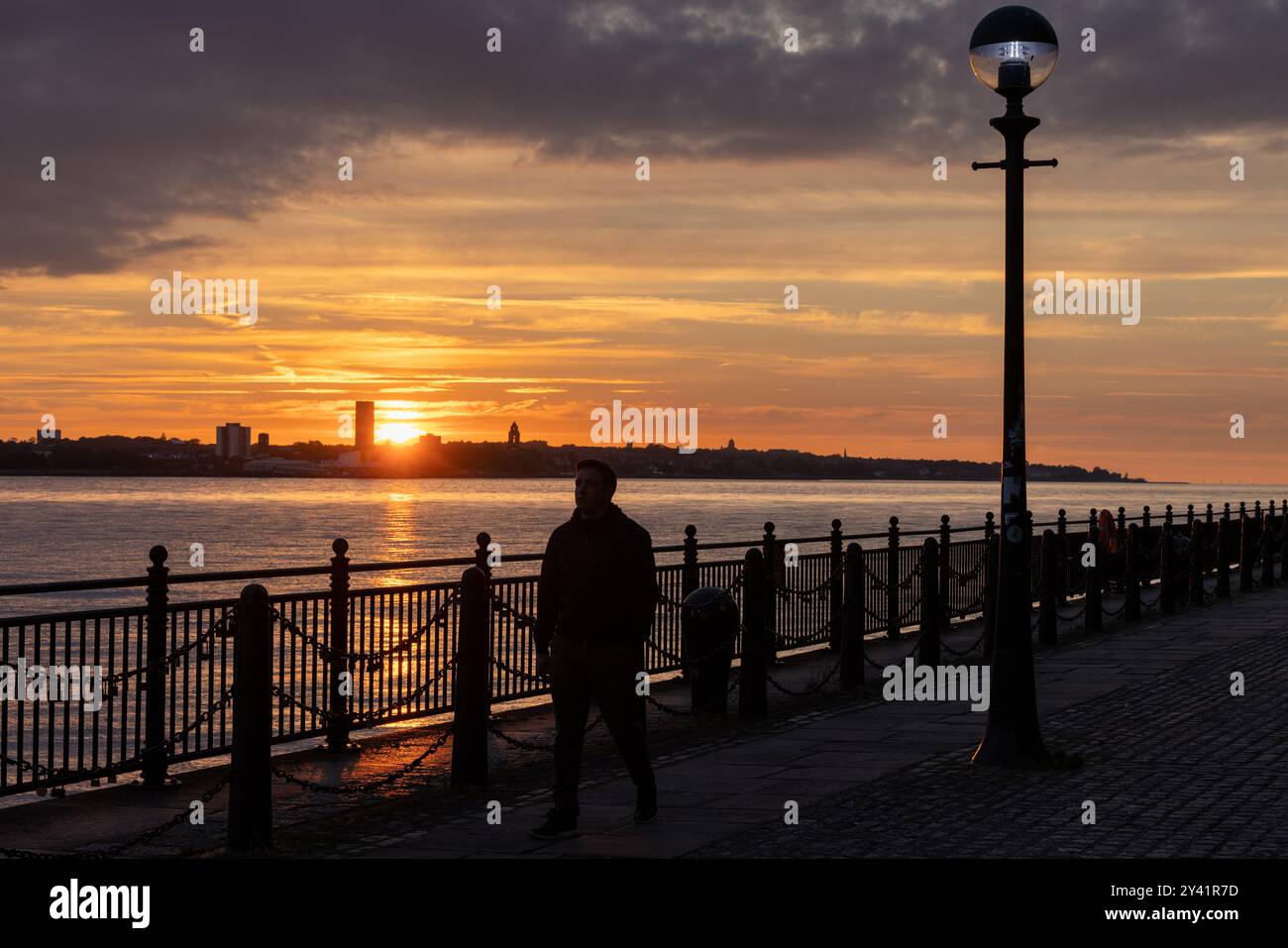 Il sole tramonta sul fiume Mersey e Birkenhead Foto Stock