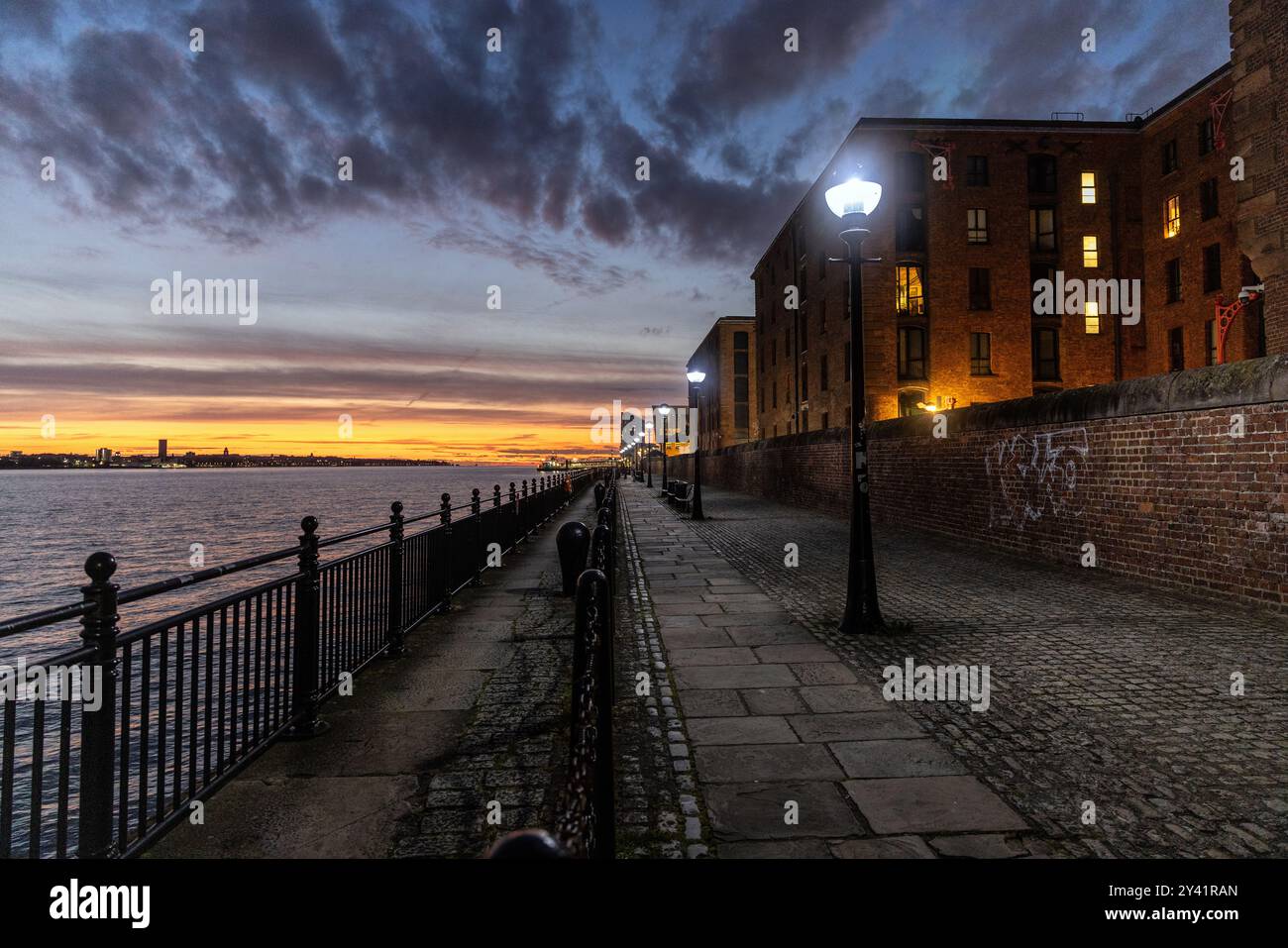 Lungomare di Liverpool e fiume Mersey al crepuscolo Foto Stock