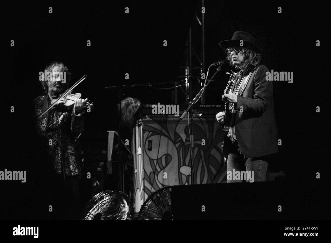 THE WATERBOYS, CONCERTO, GREEN MAN FESTIVAL 2014: Mike Scott cantante e Steve Wickham violino dei Waterboys che suonano dal vivo sul far Out Stage al Green Man Festival 2014 al Glanusk Park, Brecon, Galles, agosto 2014. Foto: Rob Watkins. INFO: The Waterboys, guidati da Mike Scott, sono un gruppo musicale britannico-irlandese noto per aver mescolato influenze rock, folk e celtiche. Il loro suono dinamico, caratterizzato da successi come "The Whole of the Moon", si è evoluto nel corso di decenni, mescolando testi poetici con una ricca strumentazione. Foto Stock