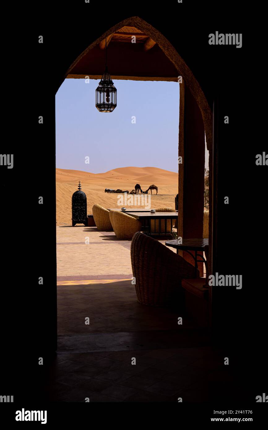 Portale Kashab che si apre alle dune di Merzouga con tavoli da colazione Foto Stock