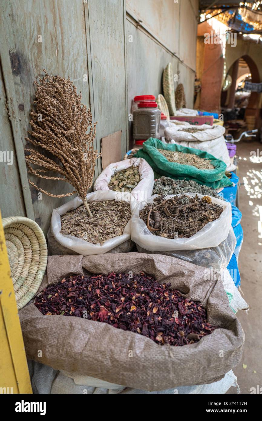 Sacchi di spezie disordinati al mercato tradizionale di Risani, in Marocco Foto Stock