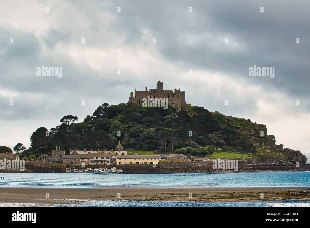 Una vista panoramica del Monte di San Michele, una piccola isola rocciosa in Cornovaglia, Inghilterra, caratterizzata da un castello medievale in cima alla collina, circondato da acqua e un Foto Stock