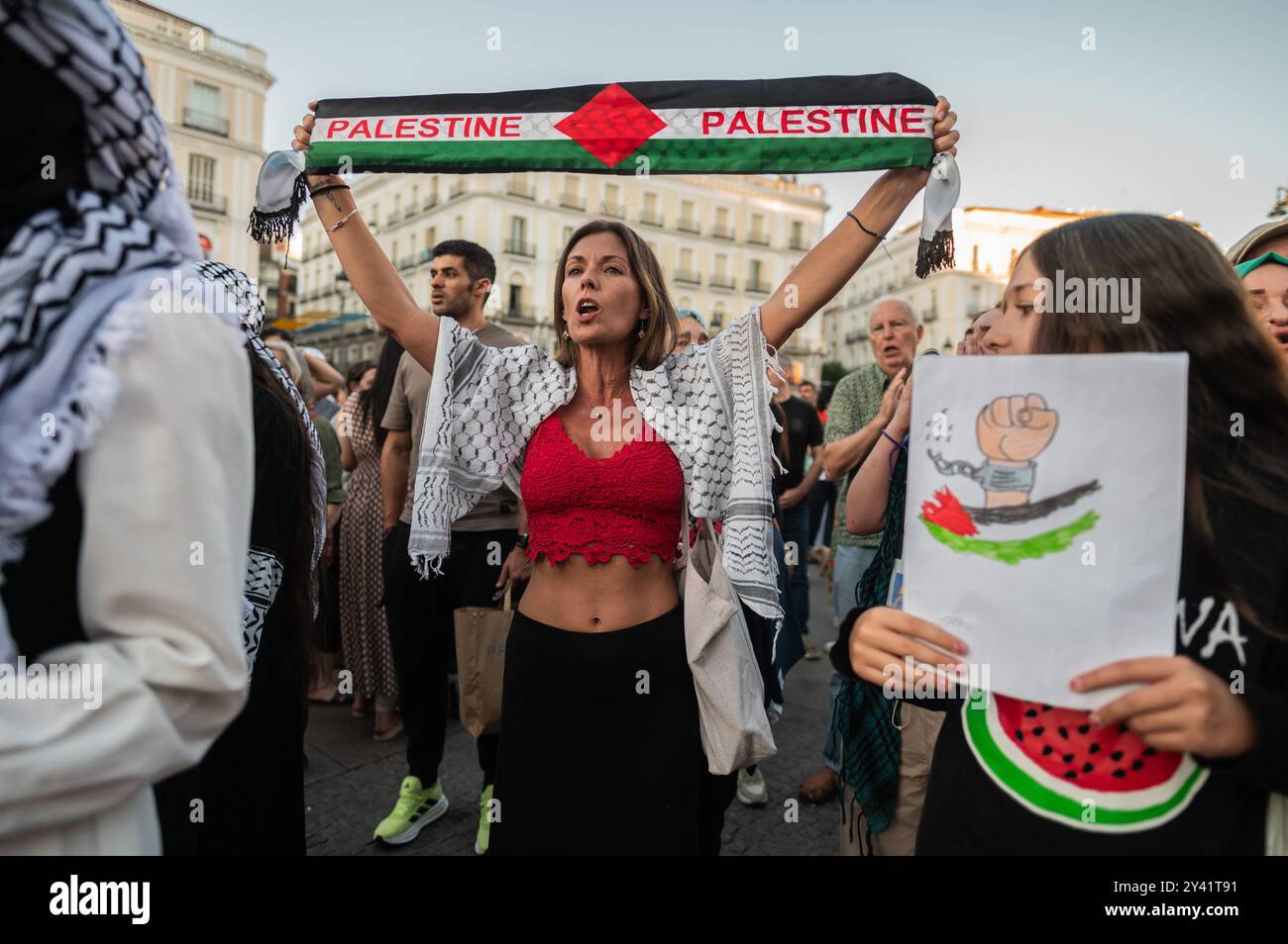 Madrid, Spagna. 15 settembre 2024. Persone che urlano durante una protesta a sostegno del popolo palestinese. La gente si è riunita a Puerta del Sol e ha eseguito una deposizione per simulare le morti palestinesi e chiedere la fine degli attacchi di Israele alla Striscia di Gaza. Crediti: Marcos del Mazo/Alamy Live News Foto Stock