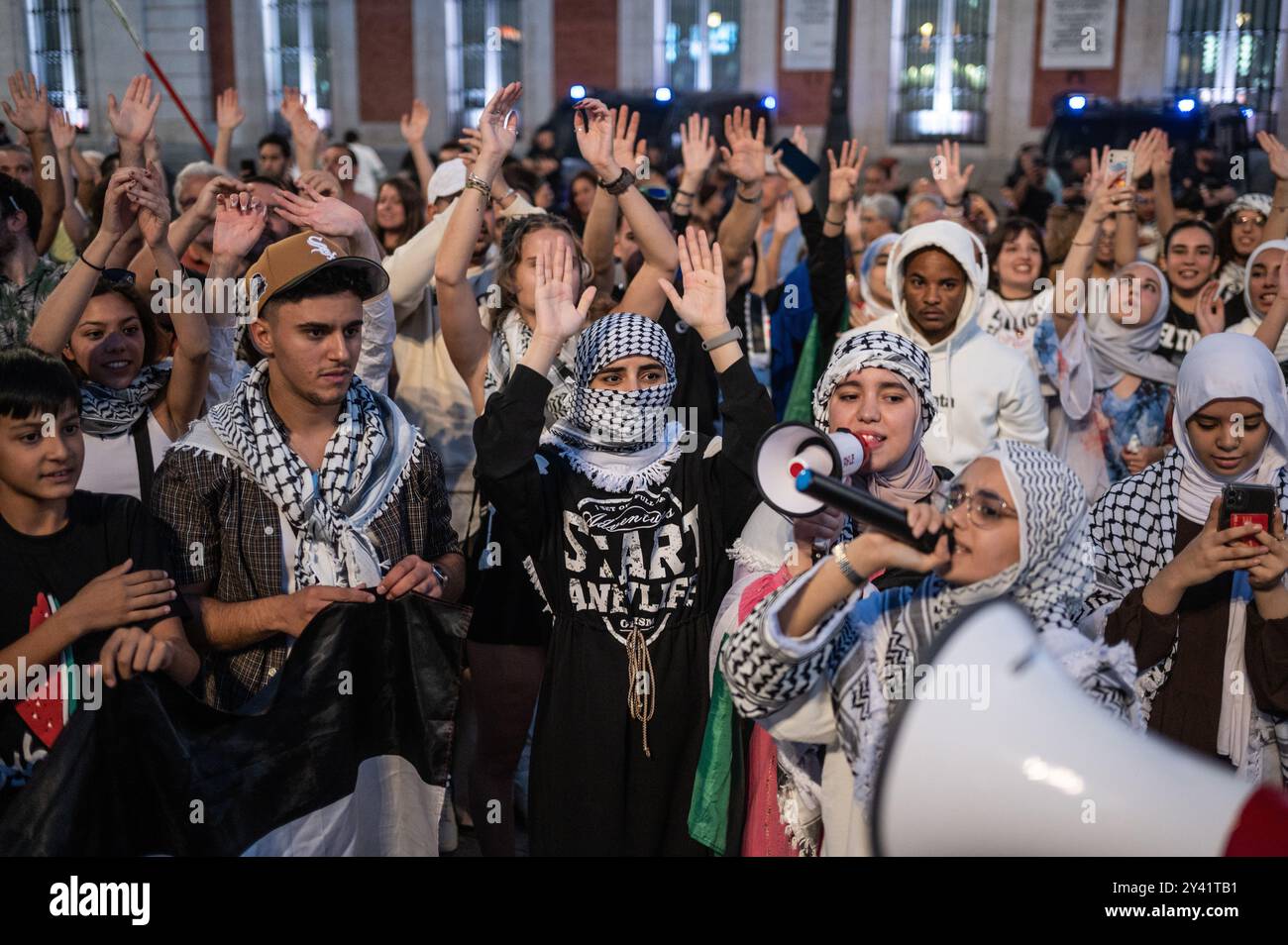 Madrid, Spagna. 15 settembre 2024. Persone che urlano durante una protesta a sostegno del popolo palestinese. La gente si è riunita a Puerta del Sol e ha eseguito una deposizione per simulare le morti palestinesi e chiedere la fine degli attacchi di Israele alla Striscia di Gaza. Crediti: Marcos del Mazo/Alamy Live News Foto Stock