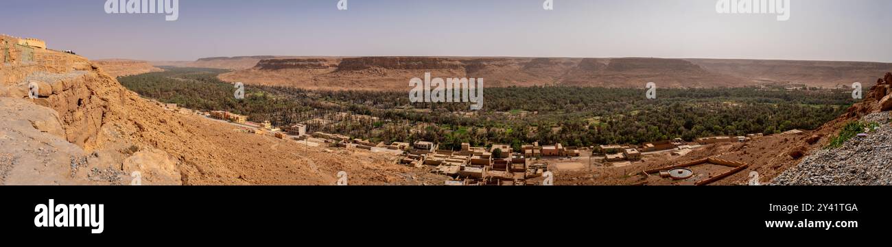 Ultrapanoramic della Valle di Ziz con le sue palme in una giornata di sole Foto Stock