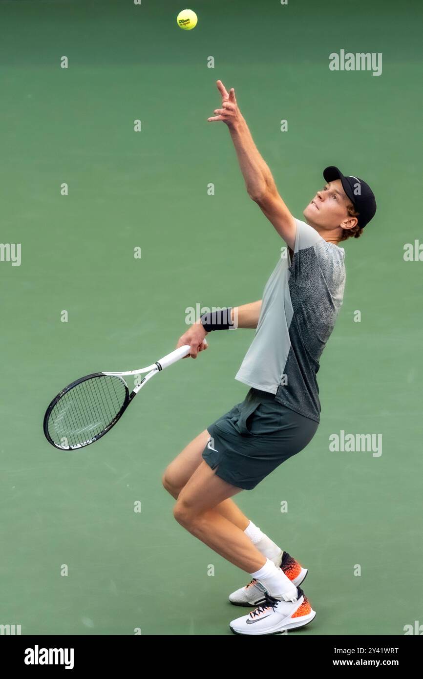 Jannik Sinner (ITA) gareggia nelle finali di singolare maschile agli US Open di tennis del 2024. Foto Stock