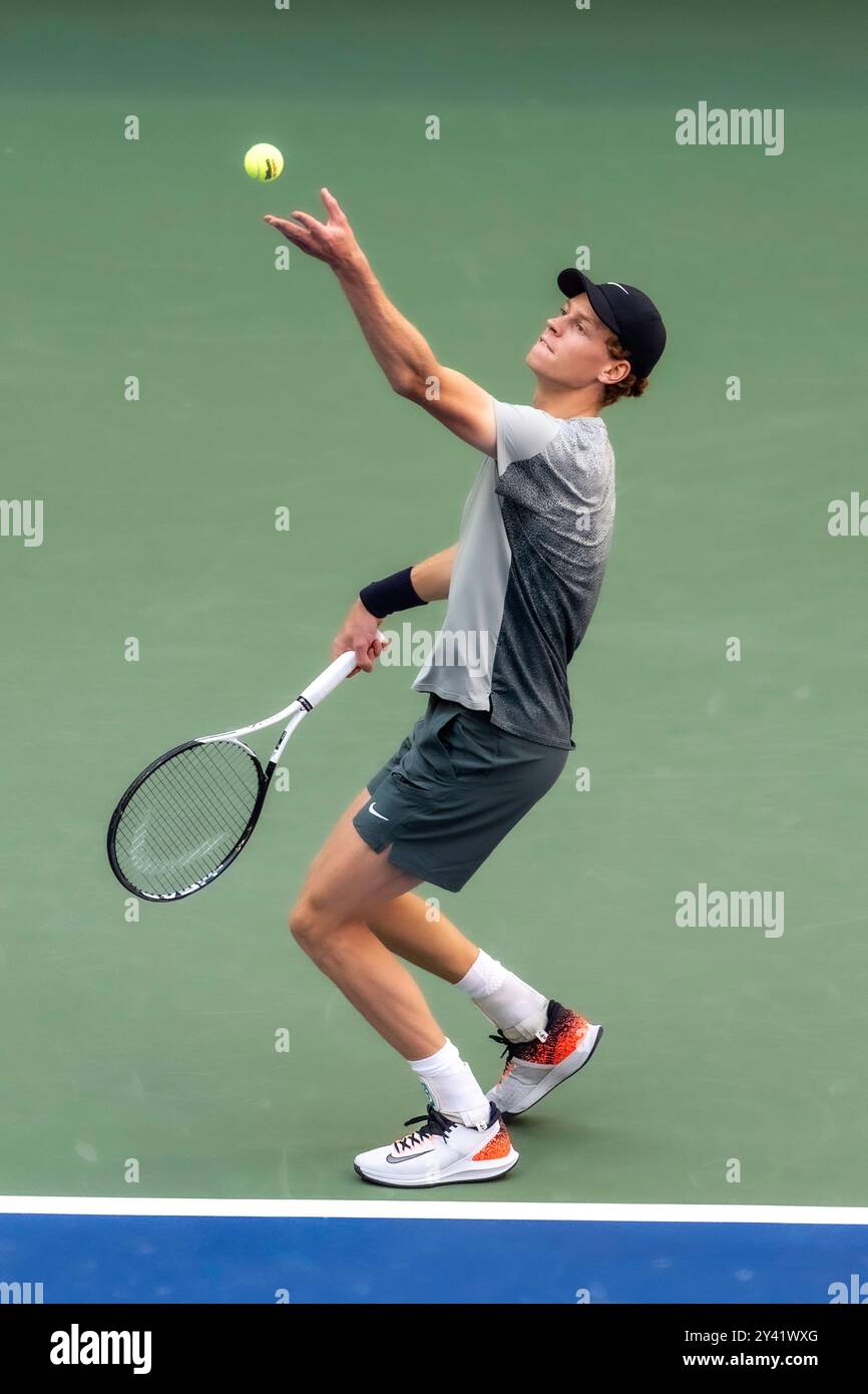 Jannik Sinner (ITA) gareggia nelle finali di singolare maschile agli US Open di tennis del 2024. Foto Stock