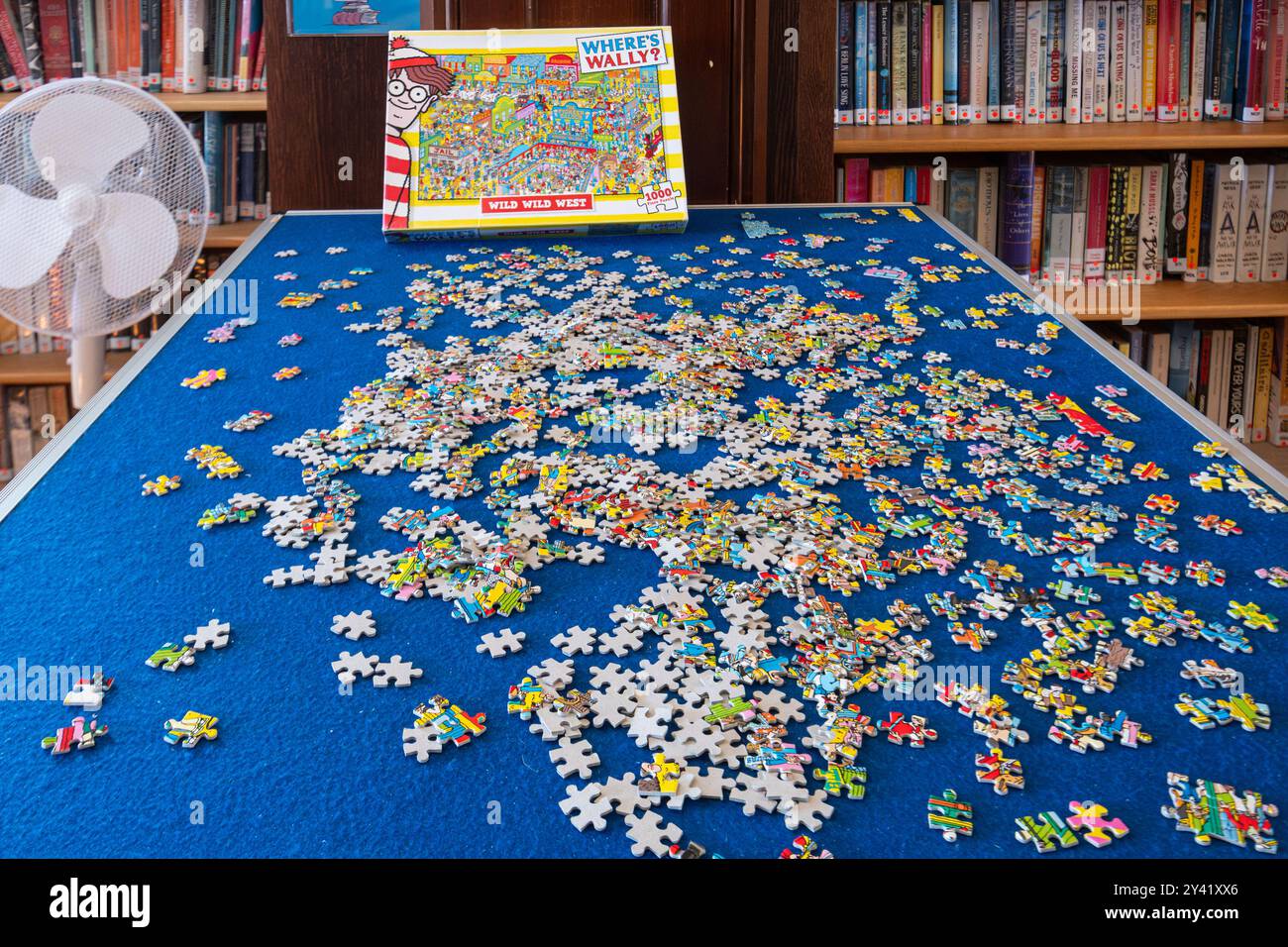 Puzzle a pezzi su un tappetino in feltro, dove c'è Wally puzzle in una biblioteca scolastica Foto Stock