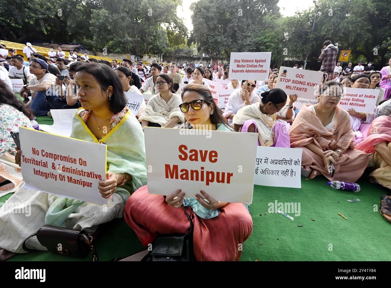 NUOVA DELHI, INDIA - 15 SETTEMBRE: Le persone prendono parte a una protesta organizzata dal Comitato di coordinamento Delhi Meitei sulle recenti violenze a Manipur, a Jantar Mantar il 15 settembre 2024 a nuova Delhi, India. I gruppi hanno esortato il primo ministro Narendra modi a intervenire e proteggere l'integrità storica e culturale di Manipur, che è sotto assedio dal maggio 2023. La protesta è stata scatenata dalle recenti escalation di violenza, tra cui bombardamenti aerei e attacchi missilistici da parte di militanti Kuki. (Foto di Sanjeev Verma/Hindustan Times/Sipa USA ) Foto Stock