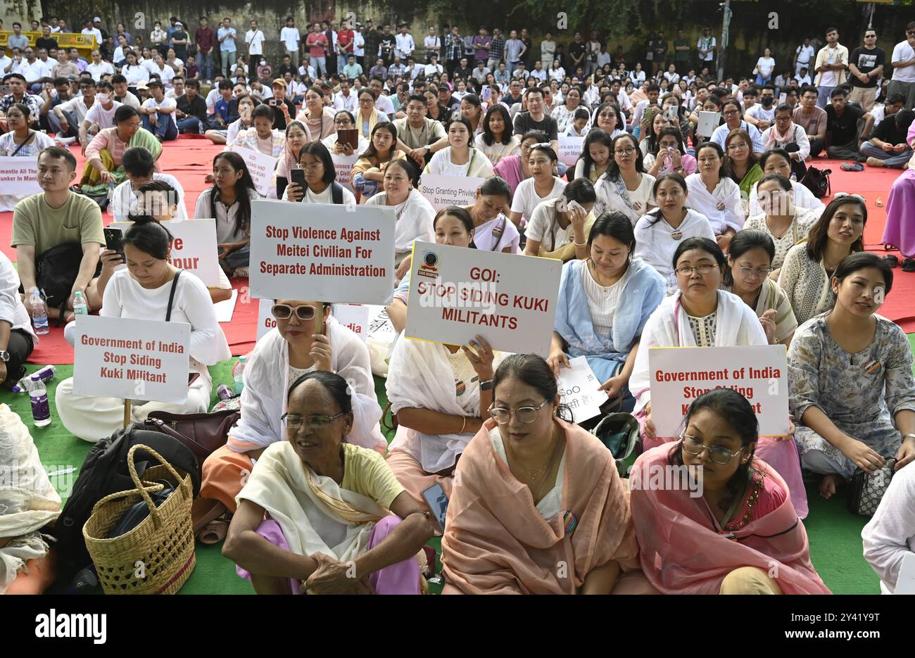 NUOVA DELHI, INDIA - 15 SETTEMBRE: Le persone prendono parte a una protesta organizzata dal Comitato di coordinamento Delhi Meitei sulle recenti violenze a Manipur, a Jantar Mantar il 15 settembre 2024 a nuova Delhi, India. I gruppi hanno esortato il primo ministro Narendra modi a intervenire e proteggere l'integrità storica e culturale di Manipur, che è sotto assedio dal maggio 2023. La protesta è stata scatenata dalle recenti escalation di violenza, tra cui bombardamenti aerei e attacchi missilistici da parte di militanti Kuki. (Foto di Sanjeev Verma/Hindustan Times/Sipa USA ) Foto Stock