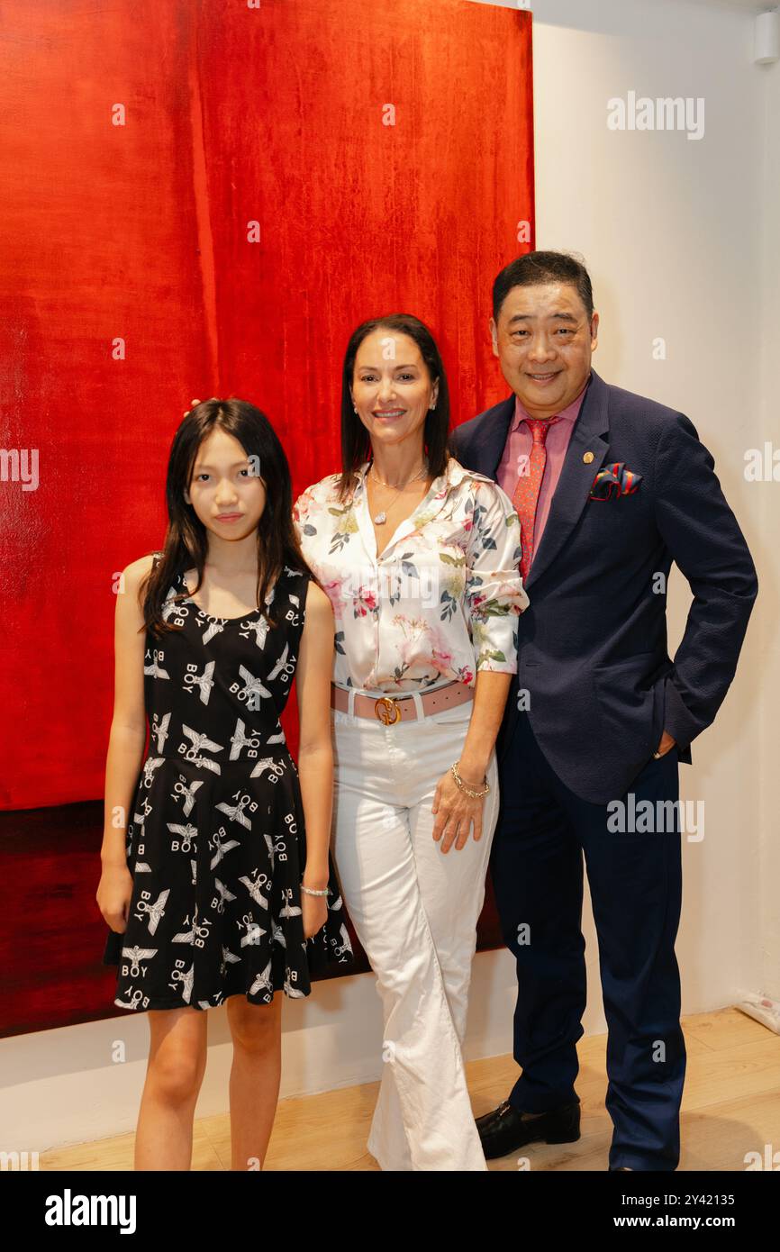 Belle Zhang LABA artista firmato, Brooke Douek & Joey Zhou TV host e fondatore di Los Angeles Beverly Arts (LABA) alla Loisir Gallery Luminosity. J.R. FOTO Foto Stock