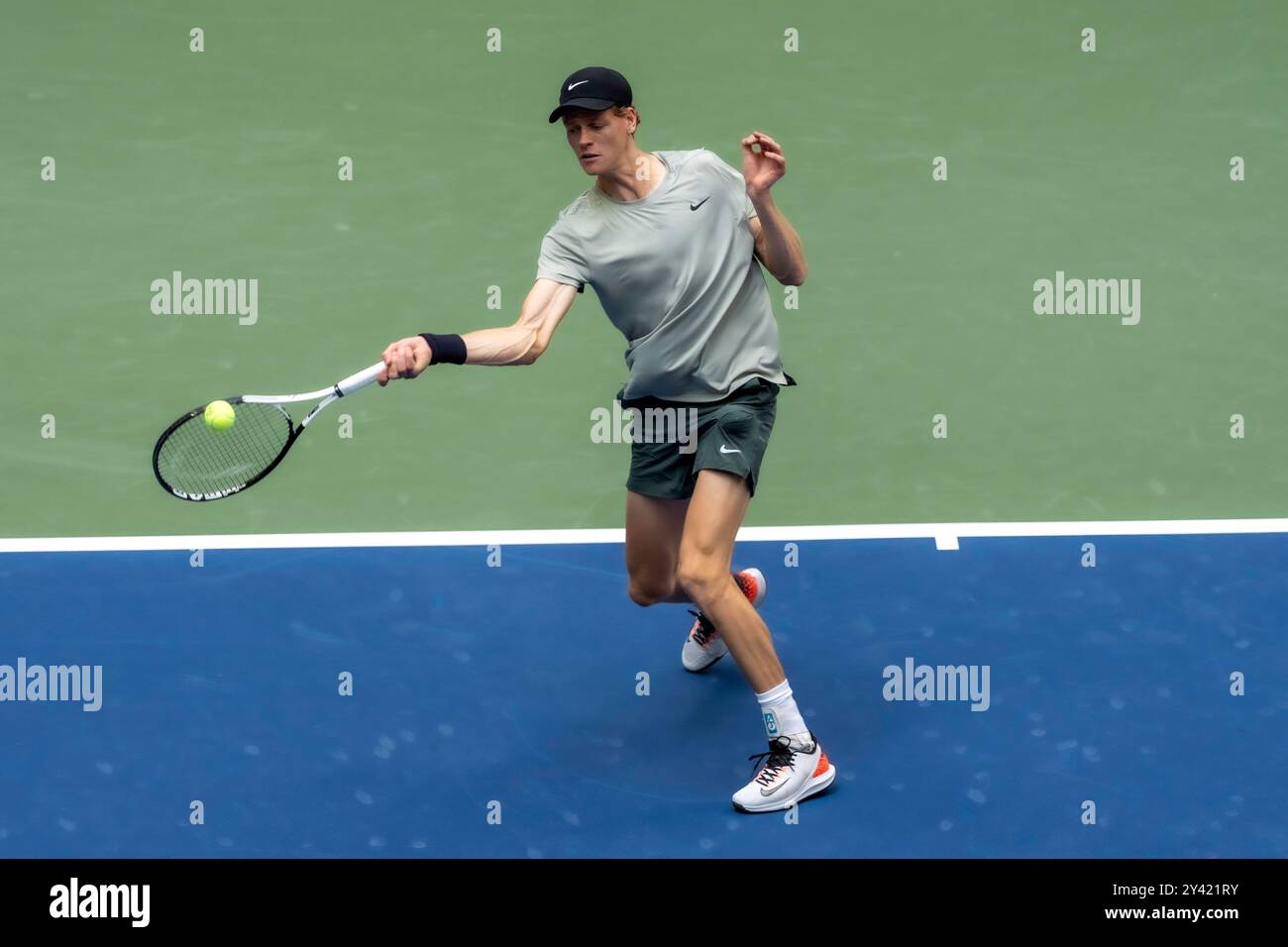 Jannik Sinner (ITA) gareggia nelle finali di singolare maschile agli US Open di tennis del 2024. Foto Stock