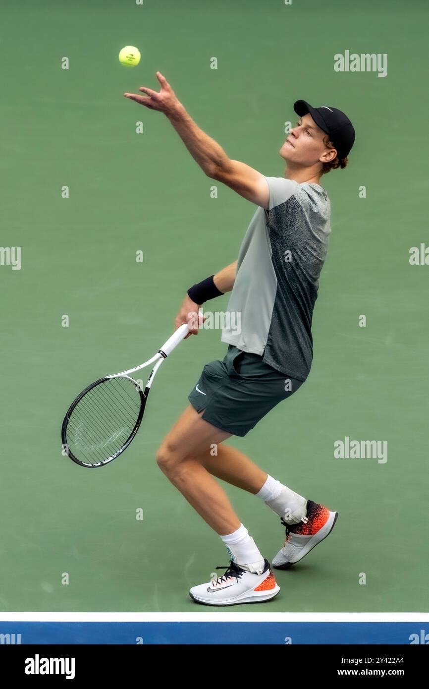 Jannik Sinner (ITA) gareggia nelle finali di singolare maschile agli US Open di tennis del 2024. Foto Stock
