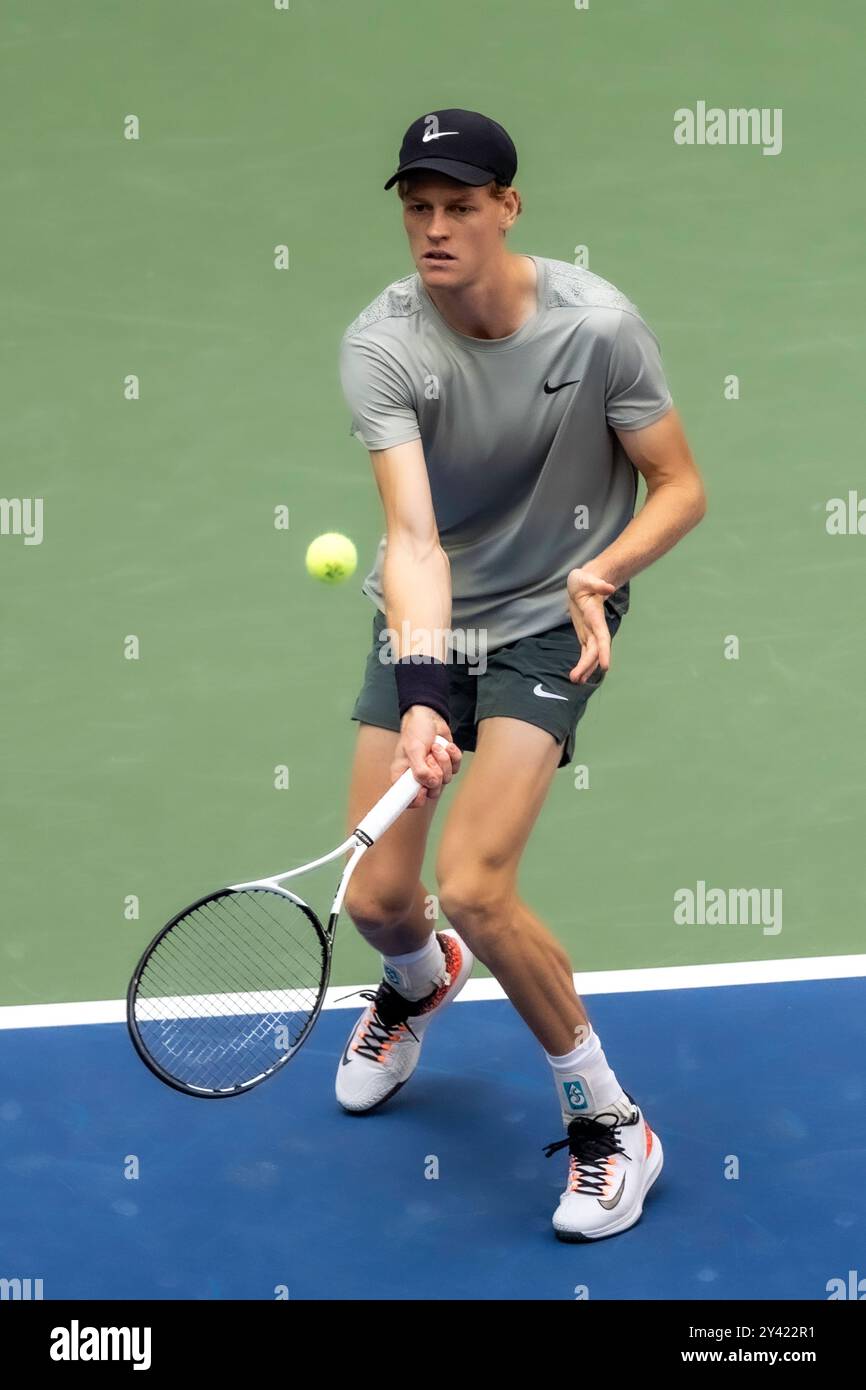 Jannik Sinner (ITA) gareggia nelle finali di singolare maschile agli US Open di tennis del 2024. Foto Stock