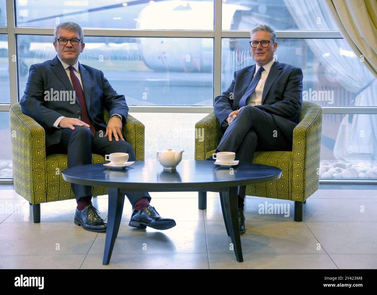 Il primo ministro Sir Keir Starmer (a destra) parla con Martin Hewitt, che è stato nominato capo del nuovo comando per la sicurezza dei confini del governo, in un aeroporto vicino a Londra. Il capo della polizia che ha supervisionato l'applicazione delle leggi di confinamento da parte del Regno Unito durante la pandemia di COVID-19 sarà incaricato di coordinare i piani di Sir Keir Starmer per frenare gli attraversamenti di piccole imbarcazioni nel Canale della Manica. Data foto: Domenica 15 settembre 2024. Foto Stock