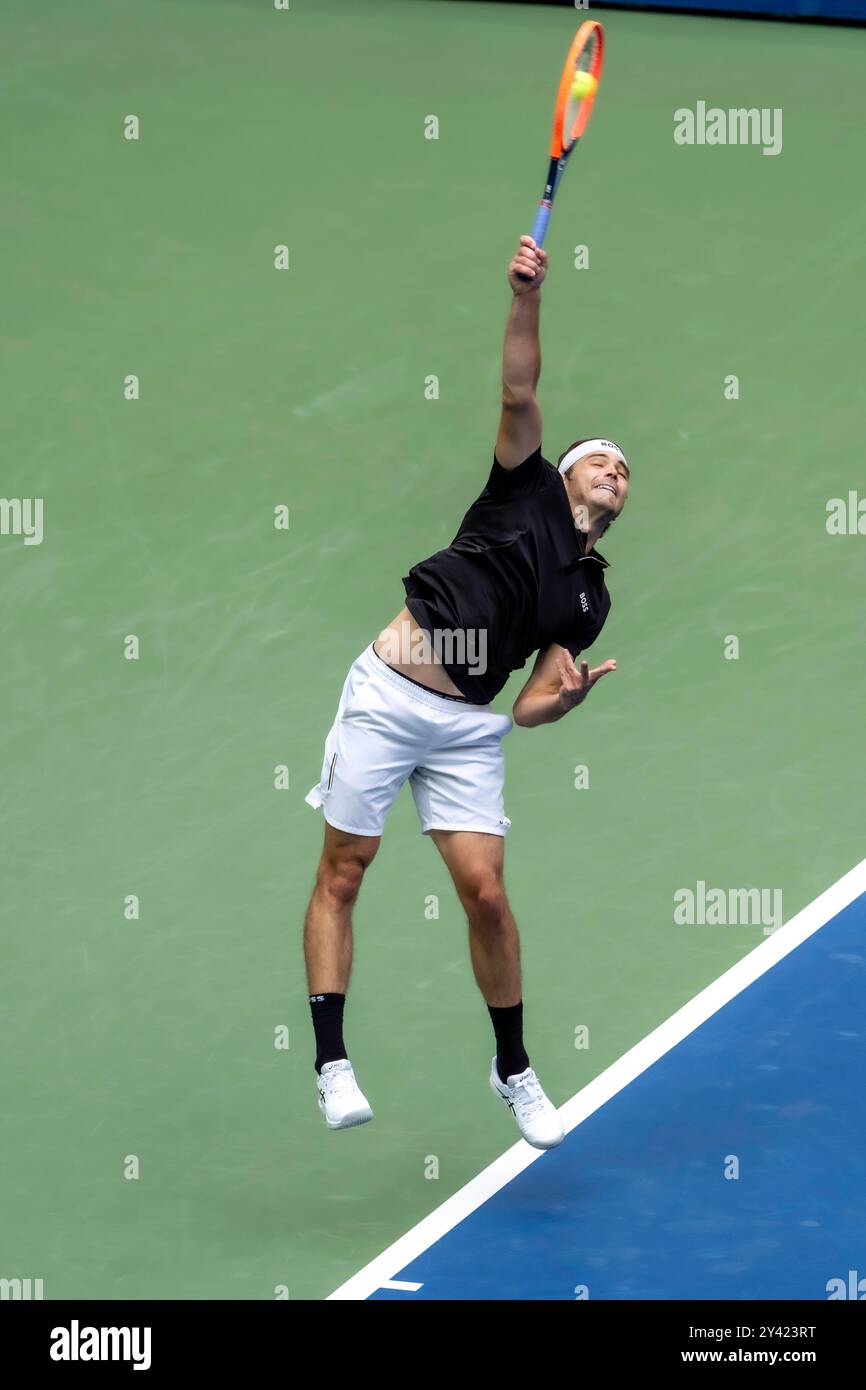 Taylor Fritz (USA) gareggia nelle finali di singolo maschile agli US Open di Tennis 2024. Foto Stock