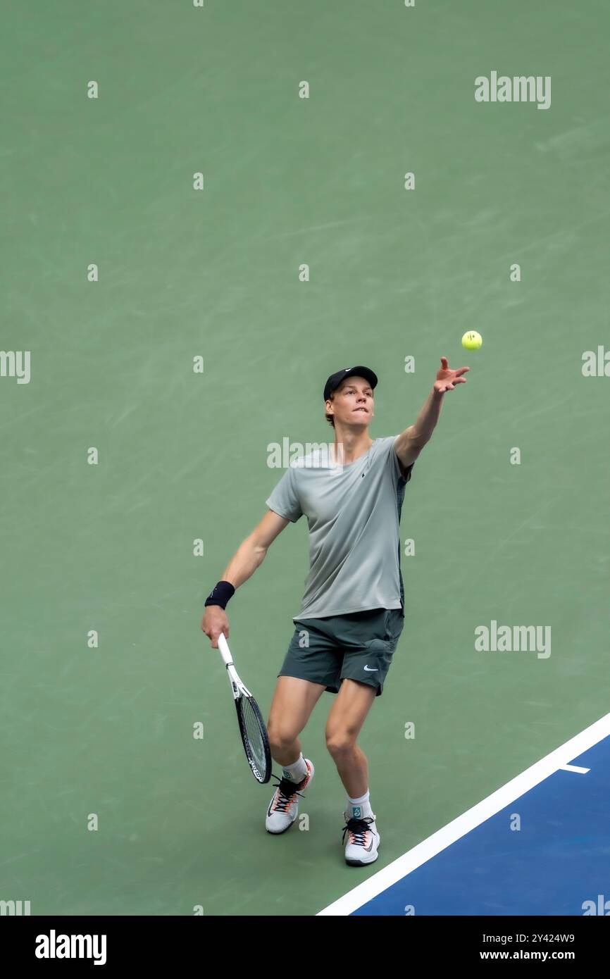 Jannik Sinner (ITA) gareggia nelle finali di singolare maschile agli US Open di tennis del 2024. Foto Stock