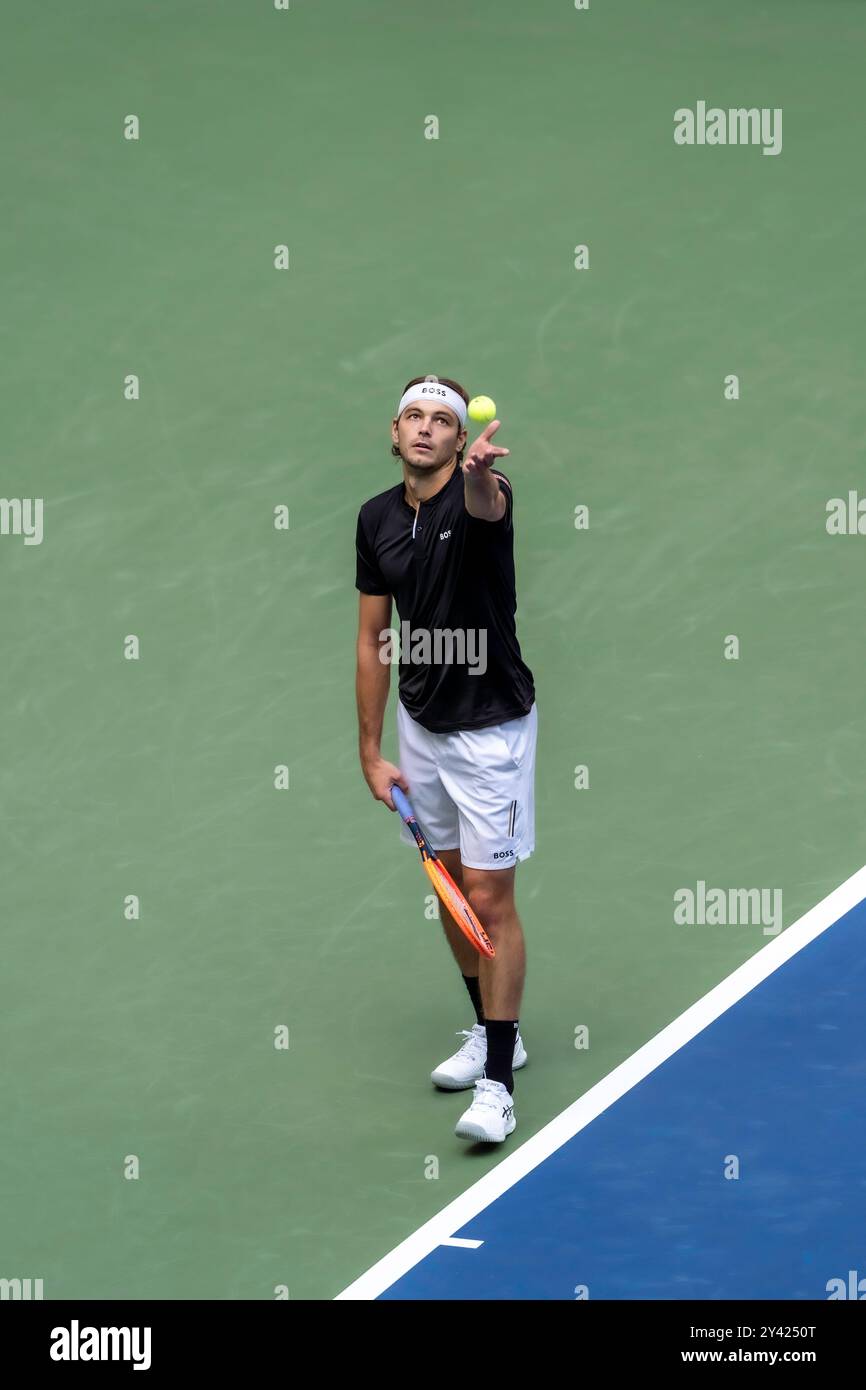 Taylor Fritz (USA) gareggia nelle finali di singolo maschile agli US Open di Tennis 2024. Foto Stock