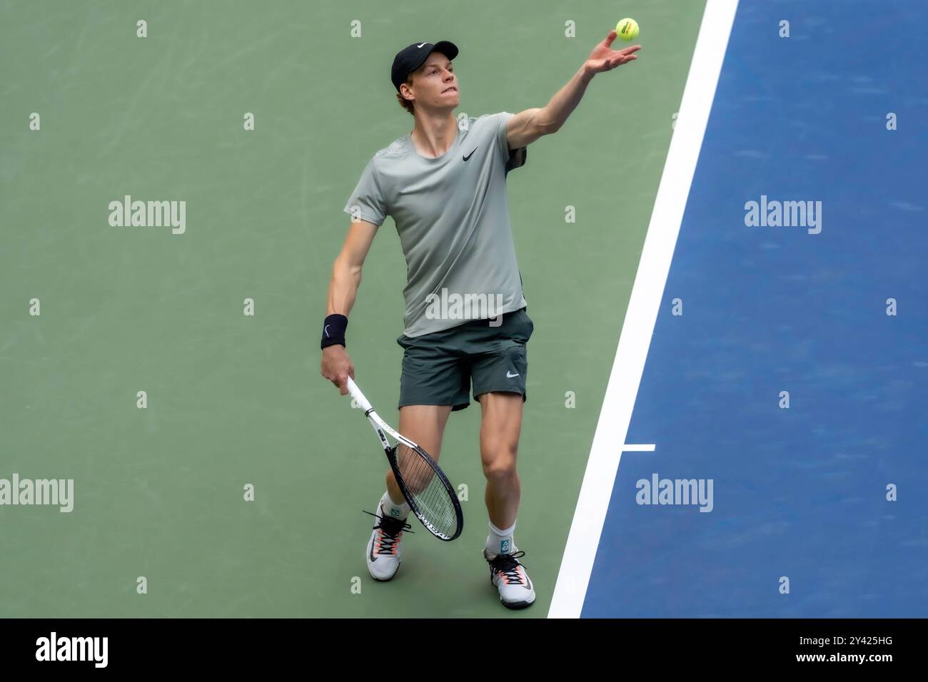 Jannik Sinner (ITA) gareggia nelle finali di singolare maschile agli US Open di tennis del 2024. Foto Stock
