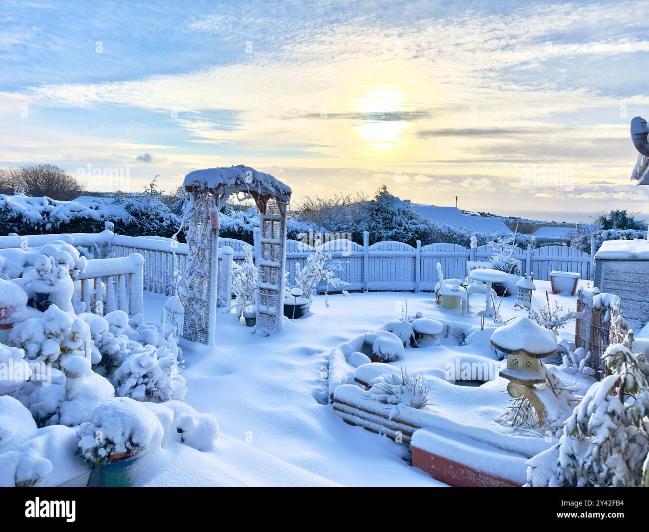 Abbondanti coperte di neve un giardino ornamentale dell'Isola di Man che gli conferisce un look natalizio invernale Foto Stock