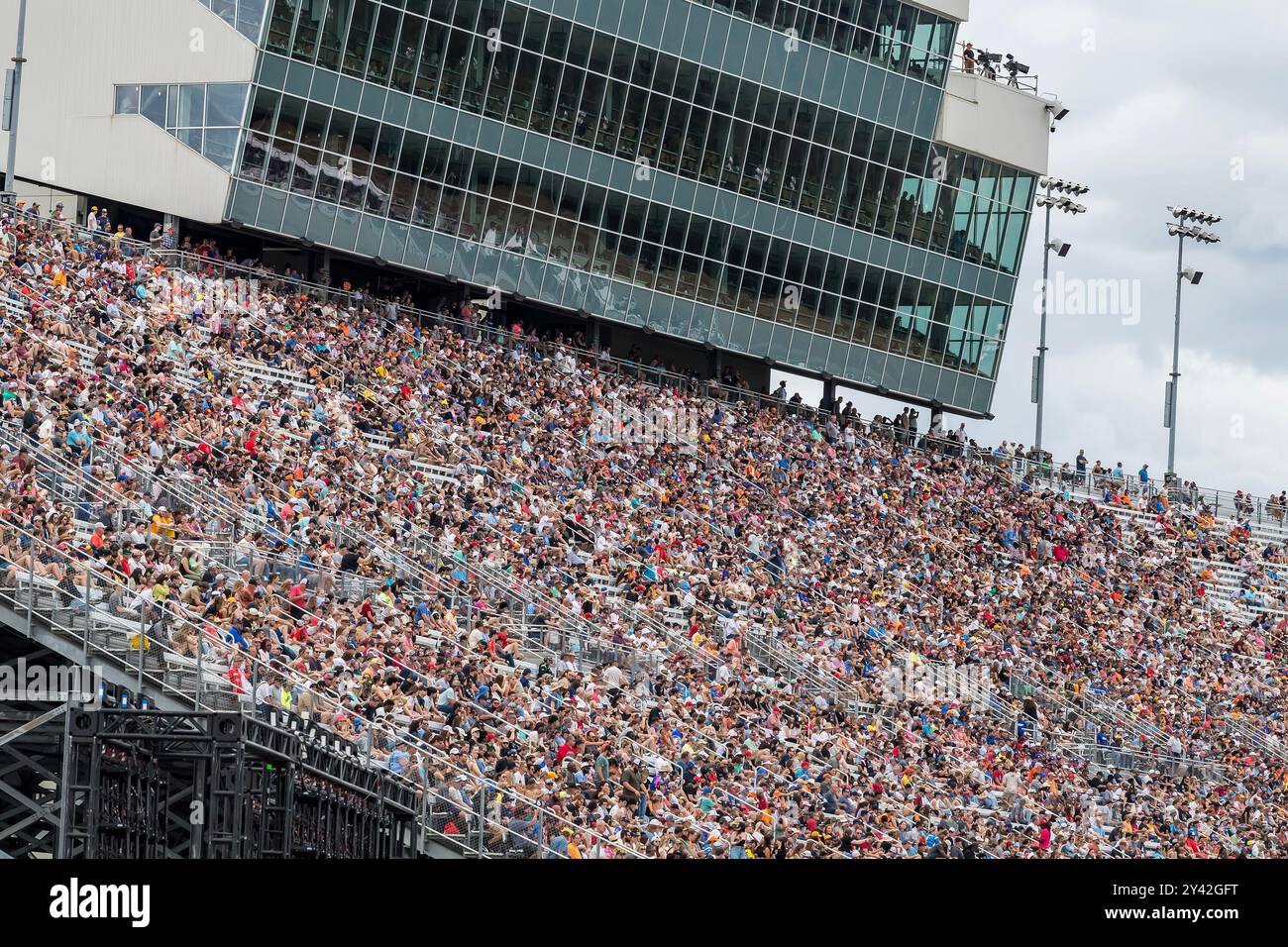 Libano, Tn, Stati Uniti. 15 settembre 2024. I fan guardano i loro piloti preferiti gareggiare al Nashville Superspeedway, nel Big Machine Music City Grand Prix presentato da Gainbridge. Un evento esilarante che mette in mostra azione e abilità ad alta velocità nel cuore di Lebanon, Tennessee. (Credit Image: © Walter G. Arce Sr./ASP via ZUMA Press Wire) SOLO PER USO EDITORIALE! Non per USO commerciale! Crediti: ZUMA Press, Inc./Alamy Live News Foto Stock