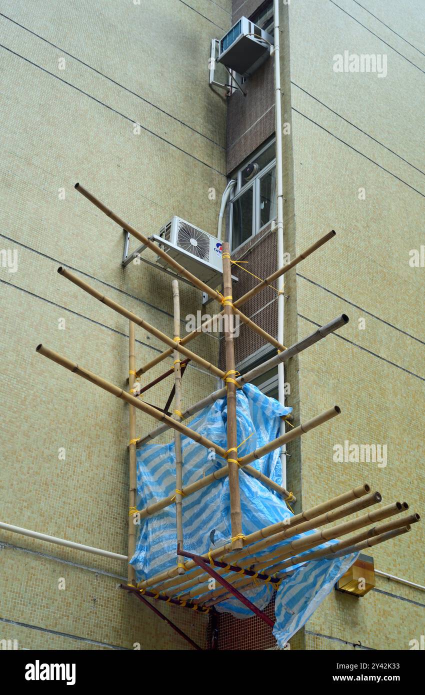 Ponteggi in bambù all'esterno dell'edificio Foto Stock