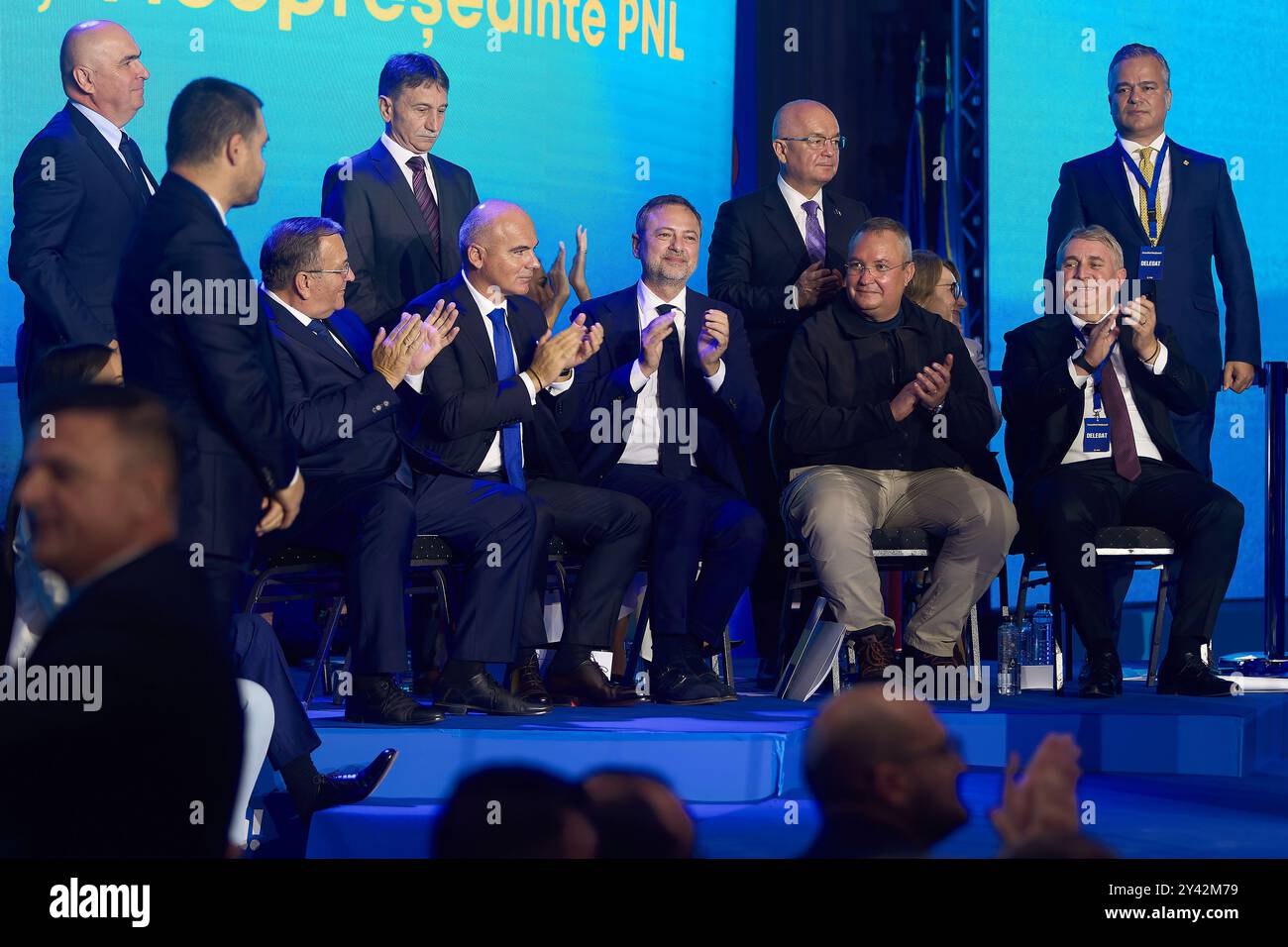 Bucarest, Romania. 15 settembre 2024: Nicolae Ciuca (seconda fila a destra), presidente del PNL, è applaudito durante il Consiglio Nazionale del Partito Nazionale Liberale (PNL), tenutosi presso il Palazzo del Parlamento rumeno. Il consiglio si è riunito per convalidare il presidente del partito, Nicolae Ciuca, come candidato del PNL alla presidenza della Romania. Crediti: Lucian Alecu/Alamy Live News Foto Stock