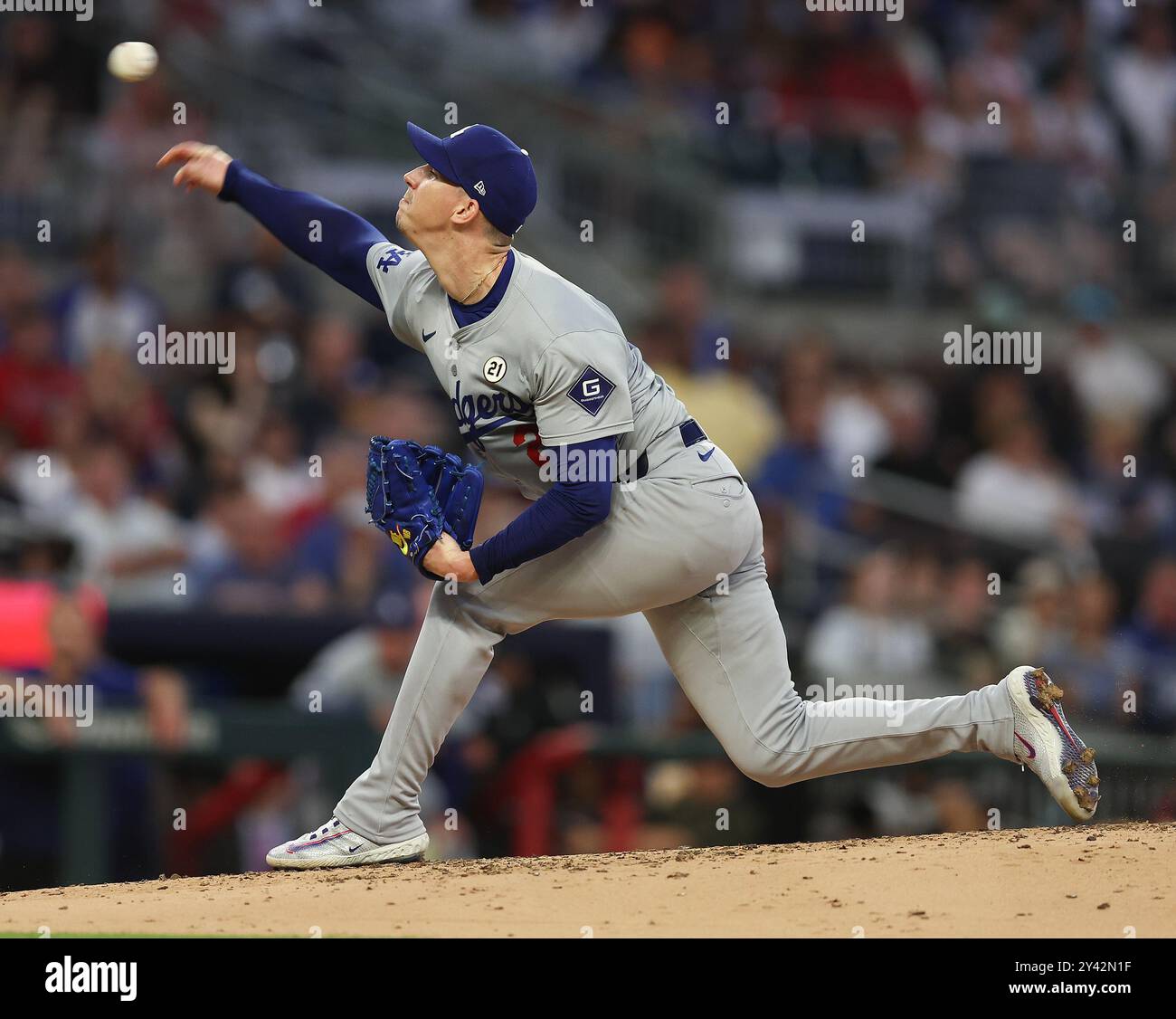 Atlanta, Stati Uniti. 15 settembre 2024. Il lanciatore dei Los Angeles Dodgers Walker Buehler lanciò un campo nel secondo inning durante la gara contro gli Atlanta Braves a Truist Park domenica 15 settembre 2024 ad Atlanta, Georgia. Foto di Mike Zarrilli/UPI credito: UPI/Alamy Live News Foto Stock