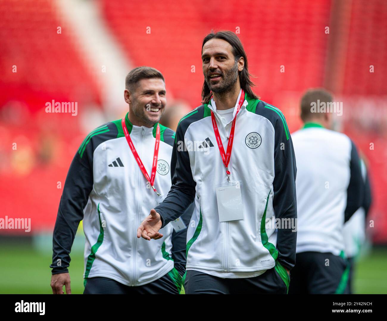 Old Trafford, Manchester, Regno Unito. 7 settembre 2024. Charity Friendly Football, Manchester United Legends contro Celtic Legends; Gary Hooper e Georgios Samaras del Celtic chiacchierano prima della partita Credit: Action Plus Sports/Alamy Live News Foto Stock