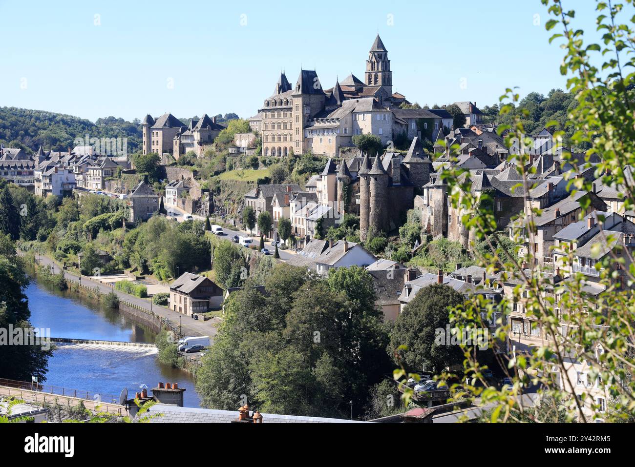 Uzerche, una piccola e autentica cittadina storica e turistica sulle rive del fiume Vézère nella campagna del Limousin nella Francia centro-occidentale, sul fiume Foto Stock