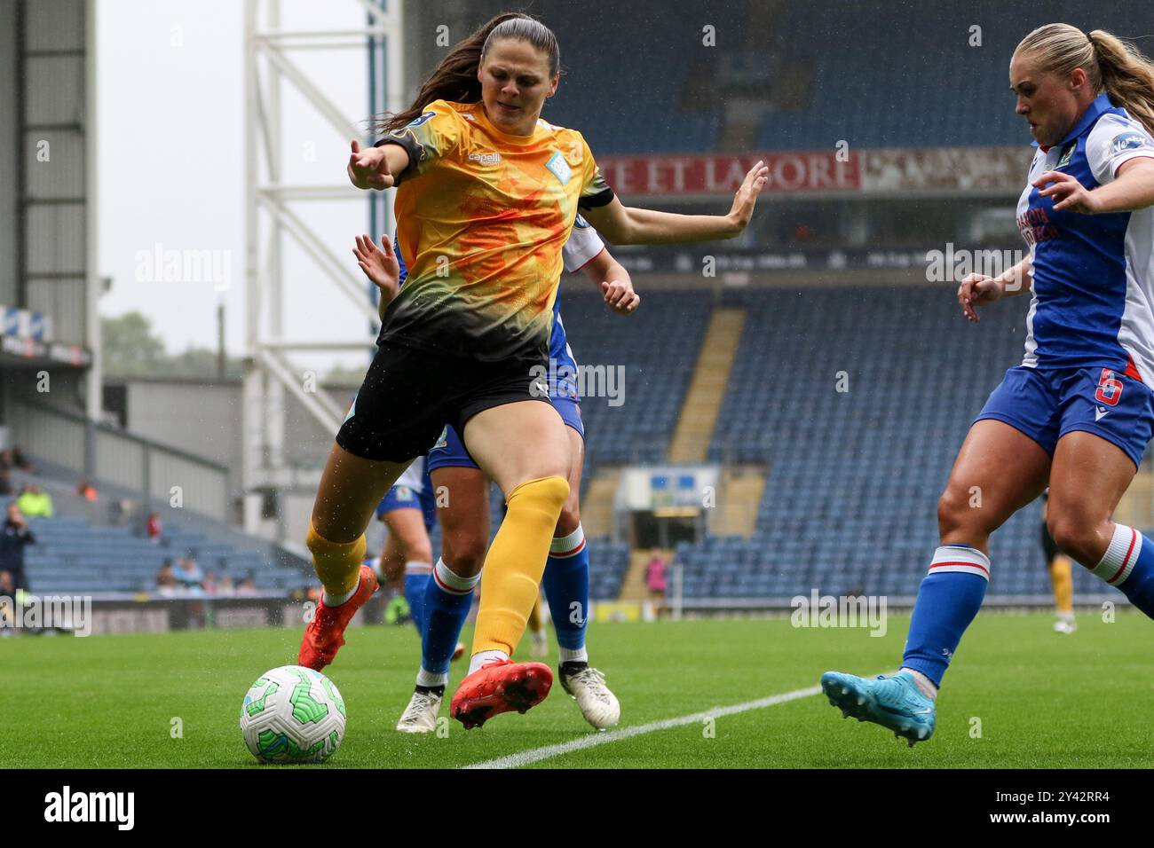 Blackburn, Regno Unito. 15 settembre 2024. Ewood Park, Blackburn, Inghilterra, 15 settembre 2024: Isobel Goodwin (23 London City Lionesses) controlla la palla durante la partita del Barclays Womens Championship tra Blackburn Rovers e London City Lionesses all'Ewood Park di Blackburn, Inghilterra, il 15 settembre 2024. (Sean Chandler/SPP) credito: Foto SPP Sport Press. /Alamy Live News Foto Stock