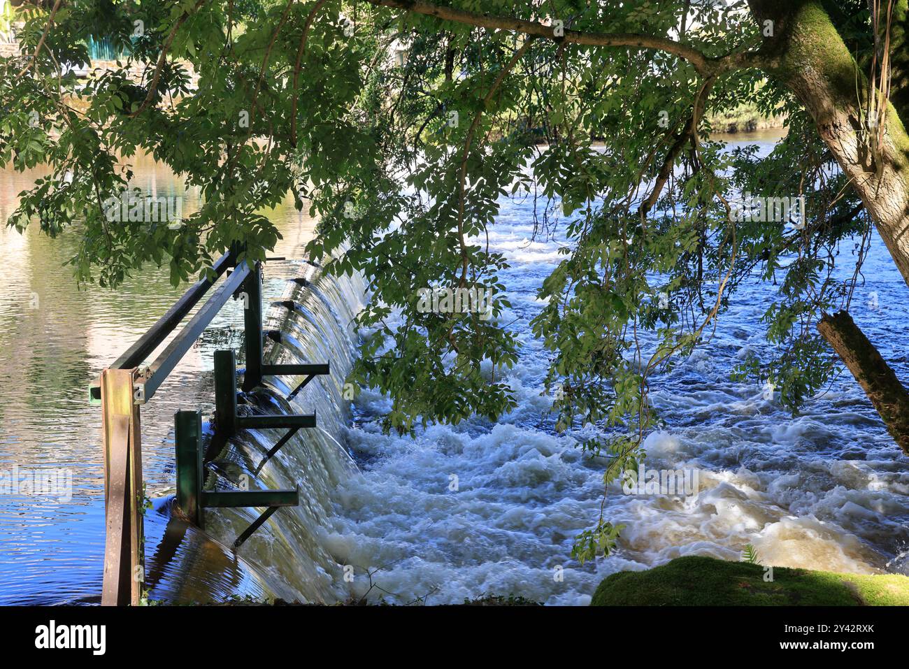 Uzerche, una piccola e autentica cittadina storica e turistica sulle rive del fiume Vézère nella campagna del Limousin nella Francia centro-occidentale, sul fiume Foto Stock