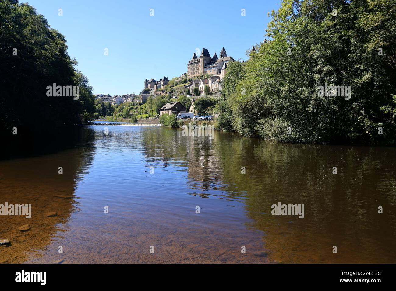 Uzerche, una piccola e autentica cittadina storica e turistica sulle rive del fiume Vézère nella campagna del Limousin nella Francia centro-occidentale, sul fiume Foto Stock