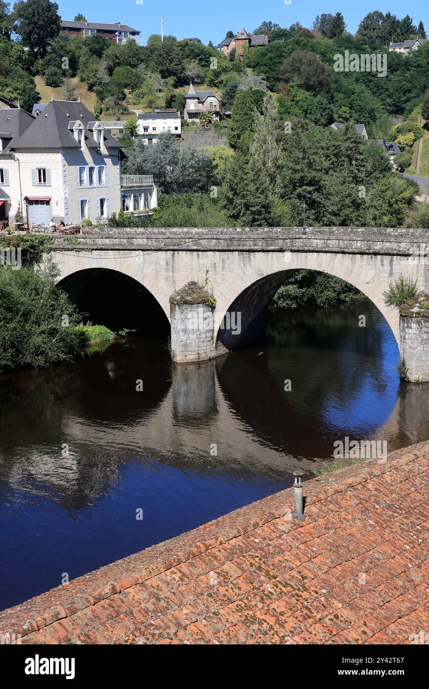 Uzerche, una piccola e autentica cittadina storica e turistica sulle rive del fiume Vézère nella campagna del Limousin nella Francia centro-occidentale, sul fiume Foto Stock