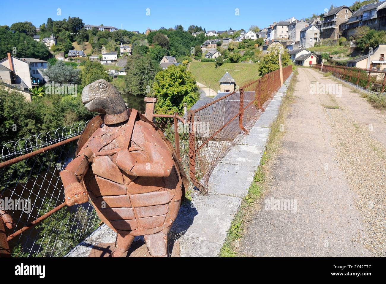 Uzerche, una piccola e autentica cittadina storica e turistica sulle rive del fiume Vézère nella campagna del Limousin nella Francia centro-occidentale, sul fiume Foto Stock