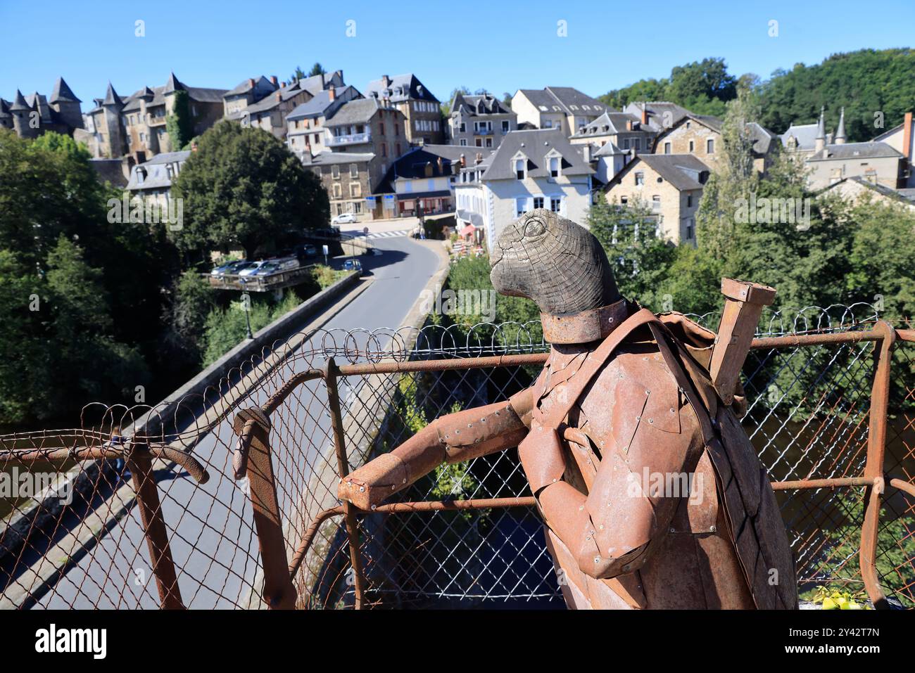 Uzerche, una piccola e autentica cittadina storica e turistica sulle rive del fiume Vézère nella campagna del Limousin nella Francia centro-occidentale, sul fiume Foto Stock