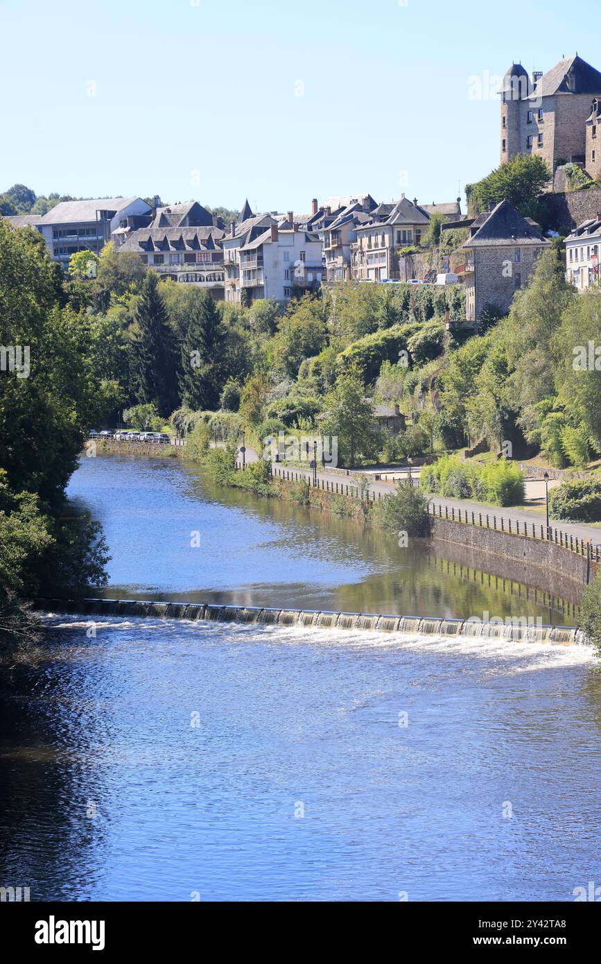 Uzerche, una piccola e autentica cittadina storica e turistica sulle rive del fiume Vézère nella campagna del Limousin nella Francia centro-occidentale, sul fiume Foto Stock