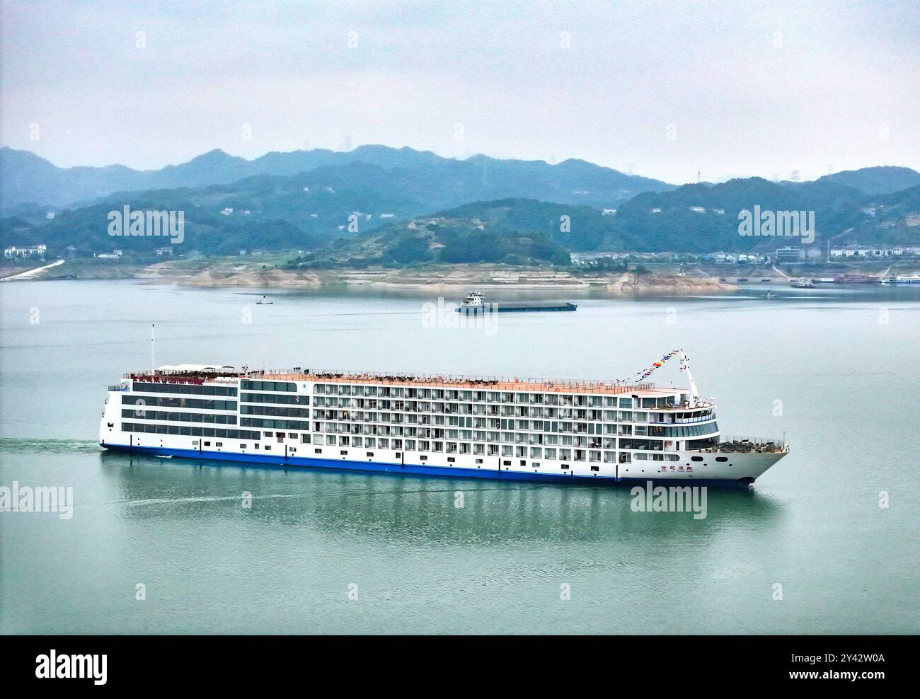 YICHANG, CINA - 16 SETTEMBRE 2024 - 'CENTURY CRUISES', la migliore nave da crociera di lusso della nuova generazione di elettricità verde del fiume Yangtze Foto Stock