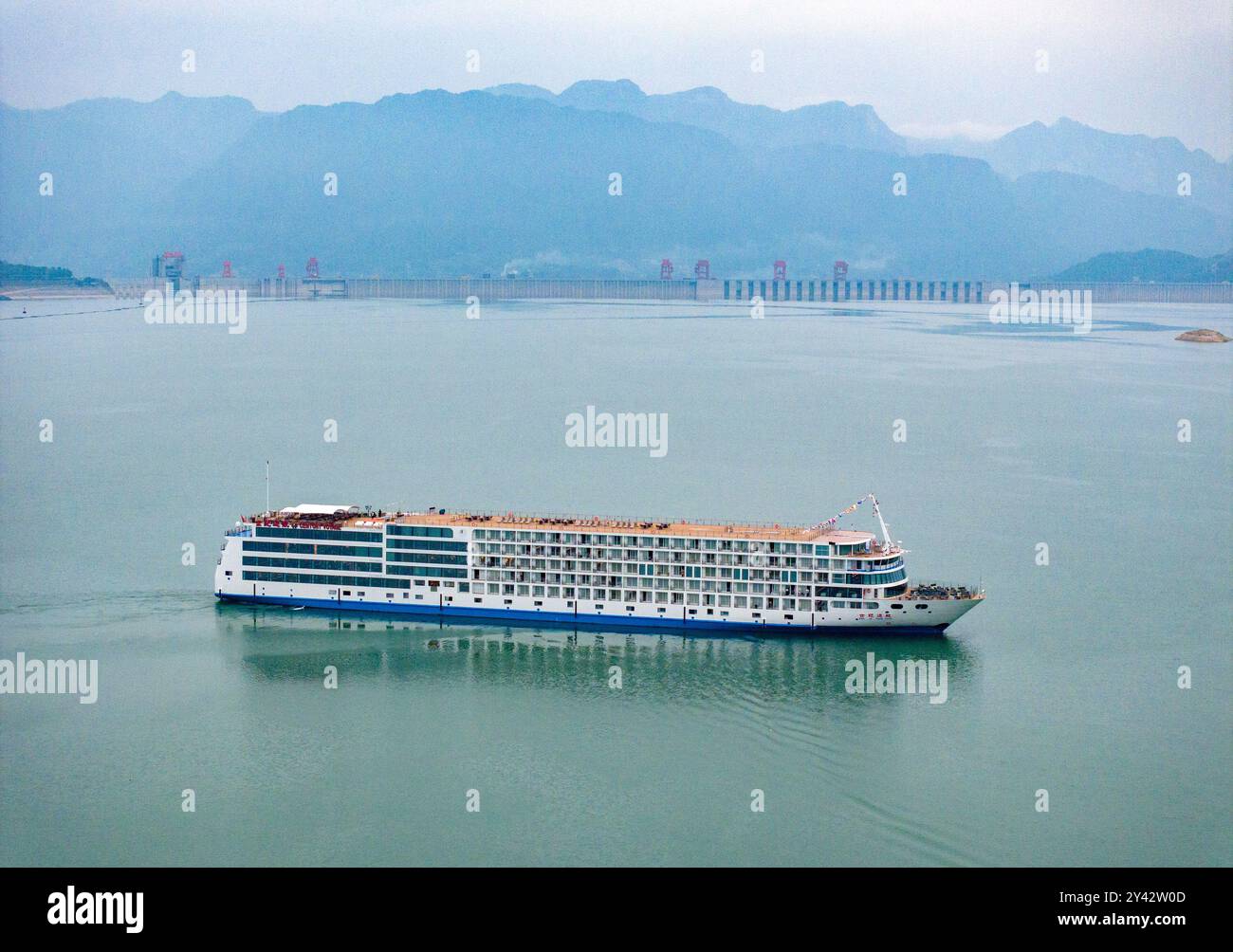 YICHANG, CINA - 16 SETTEMBRE 2024 - 'CENTURY CRUISES', la migliore nave da crociera di lusso della nuova generazione di elettricità verde del fiume Yangtze Foto Stock