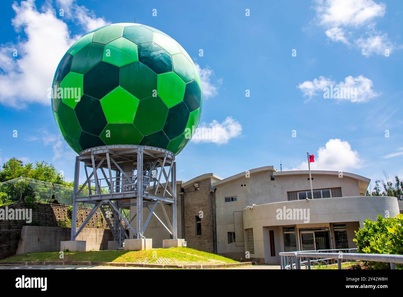 Kenting Taiwan 2 settembre 2024: L'antenna radar mimetica della Kenting Meteorological radar Station, gestita dal Central Weather Bureau di Taiwan Foto Stock