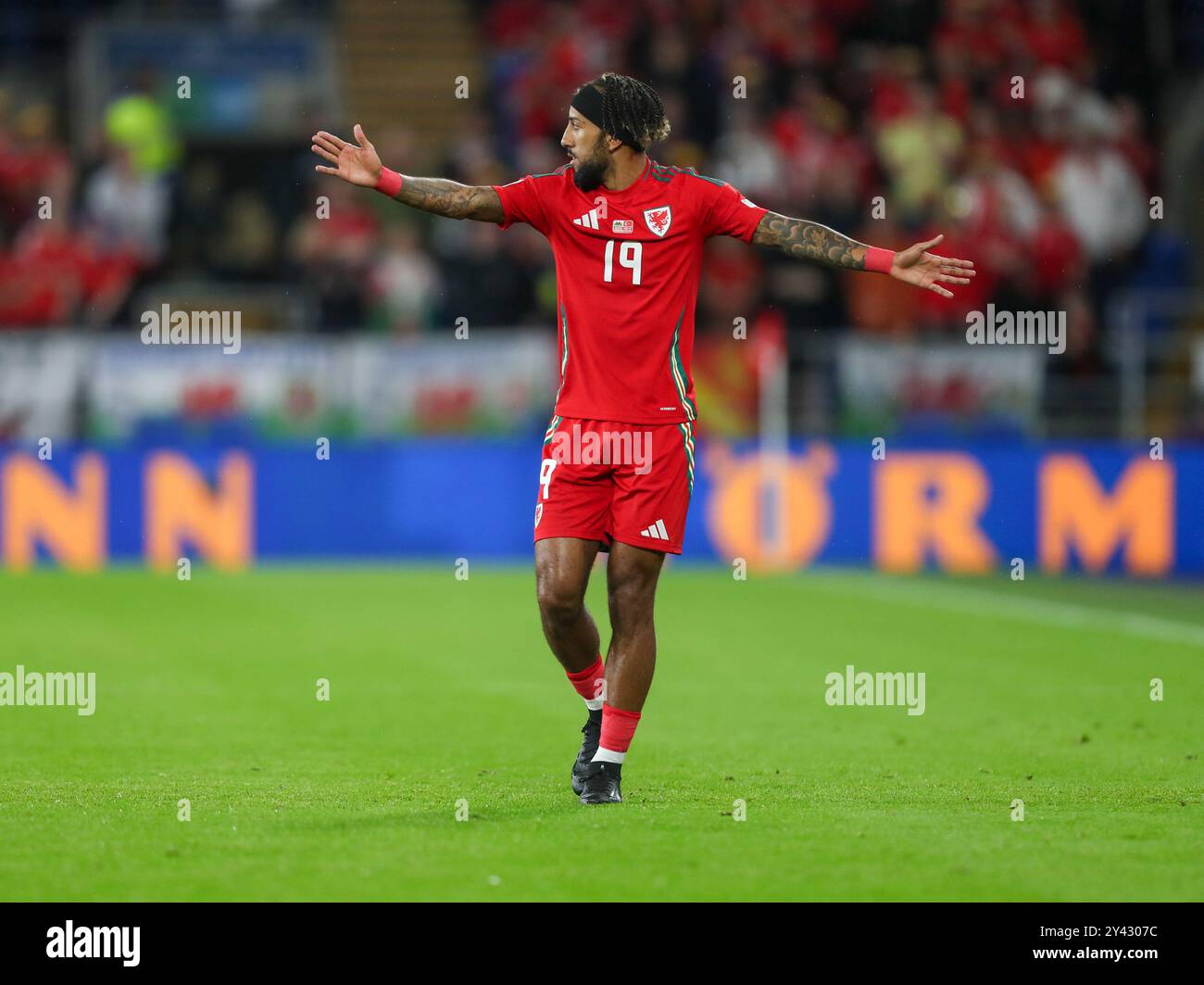 Cardiff City Stadium, Cardiff, Regno Unito. 6 settembre 2024. UEFA Nations League gruppo B calcio, Galles contro Turchia; Sorba Thomas del Galles fa gesti ai suoi compagni di squadra Credit: Action Plus Sports/Alamy Live News Foto Stock