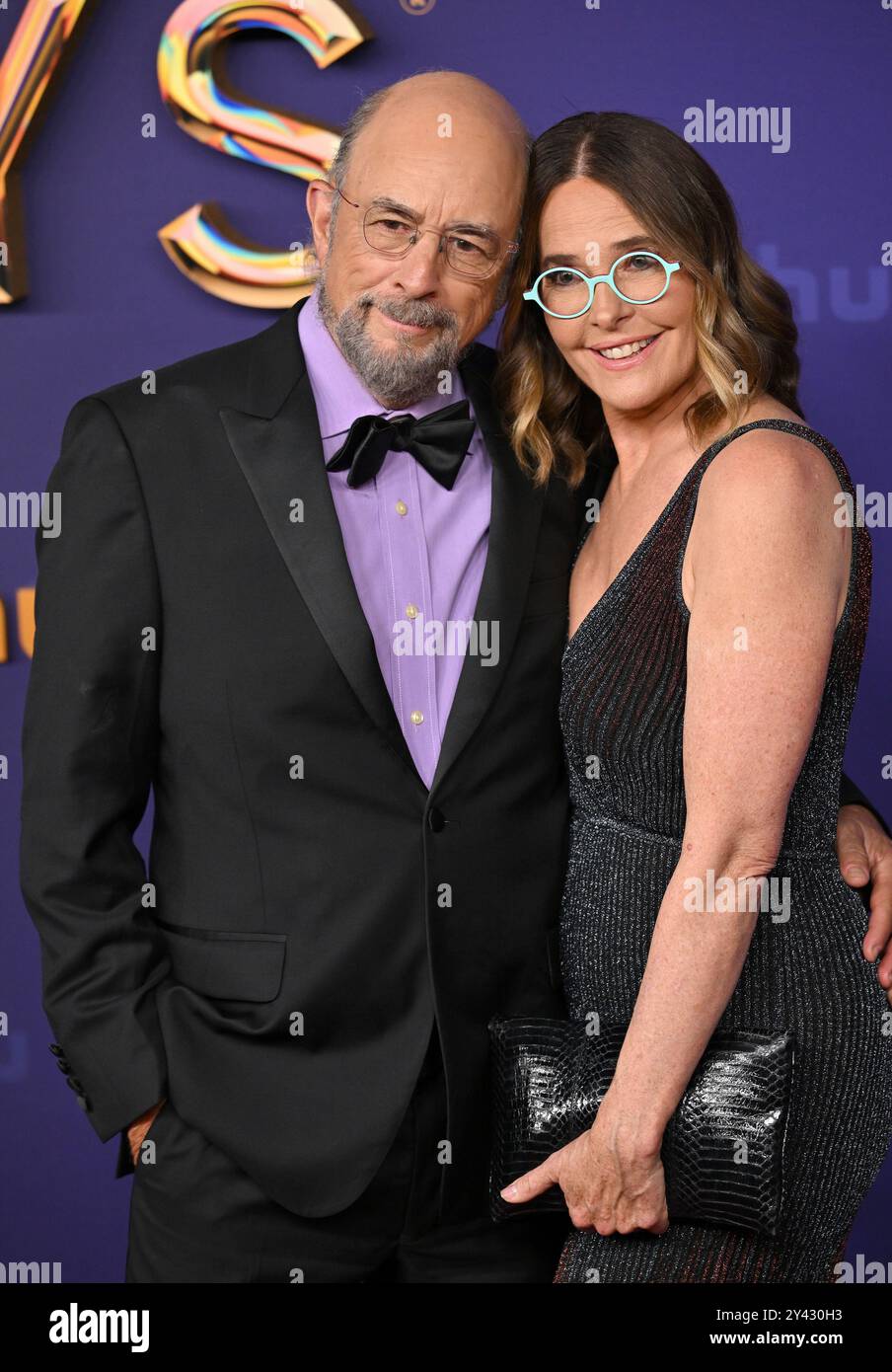 Los Angeles, Stati Uniti. 15 settembre 2024. (L-R) Richard Schiff e Sheila Kelley arrivano per il 76° Primetime Emmy Awards annuale al Peacock Theater di Los Angeles domenica 15 settembre 2024. Foto di Chris Chew. Crediti: UPI/Alamy Live News Foto Stock