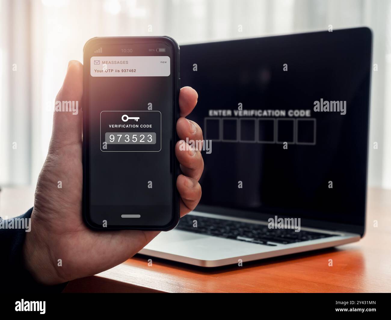 Autenticazione 2FA o a due fattori, concetto di sicurezza informatica. Codice d'accesso, sms visualizzato sullo schermo dello smartphone in attesa di verifica Foto Stock